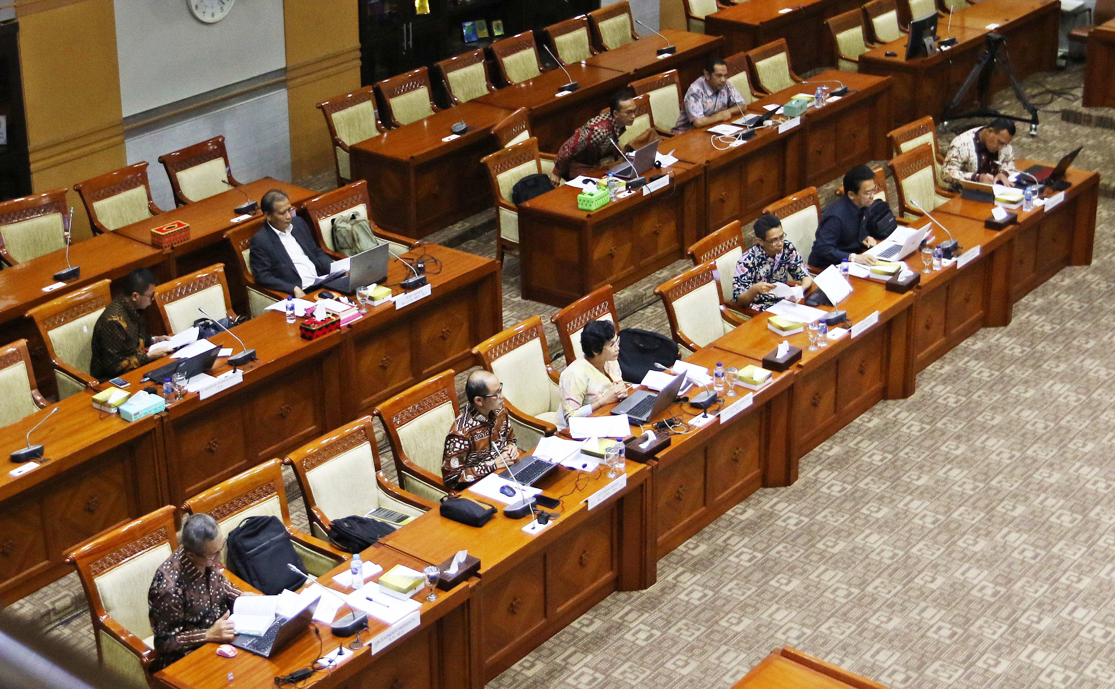 Calon pimpinan KPK saat mengikuti tes lanjutan pembuatan makalah di ruang rapat Komisi III DPR.