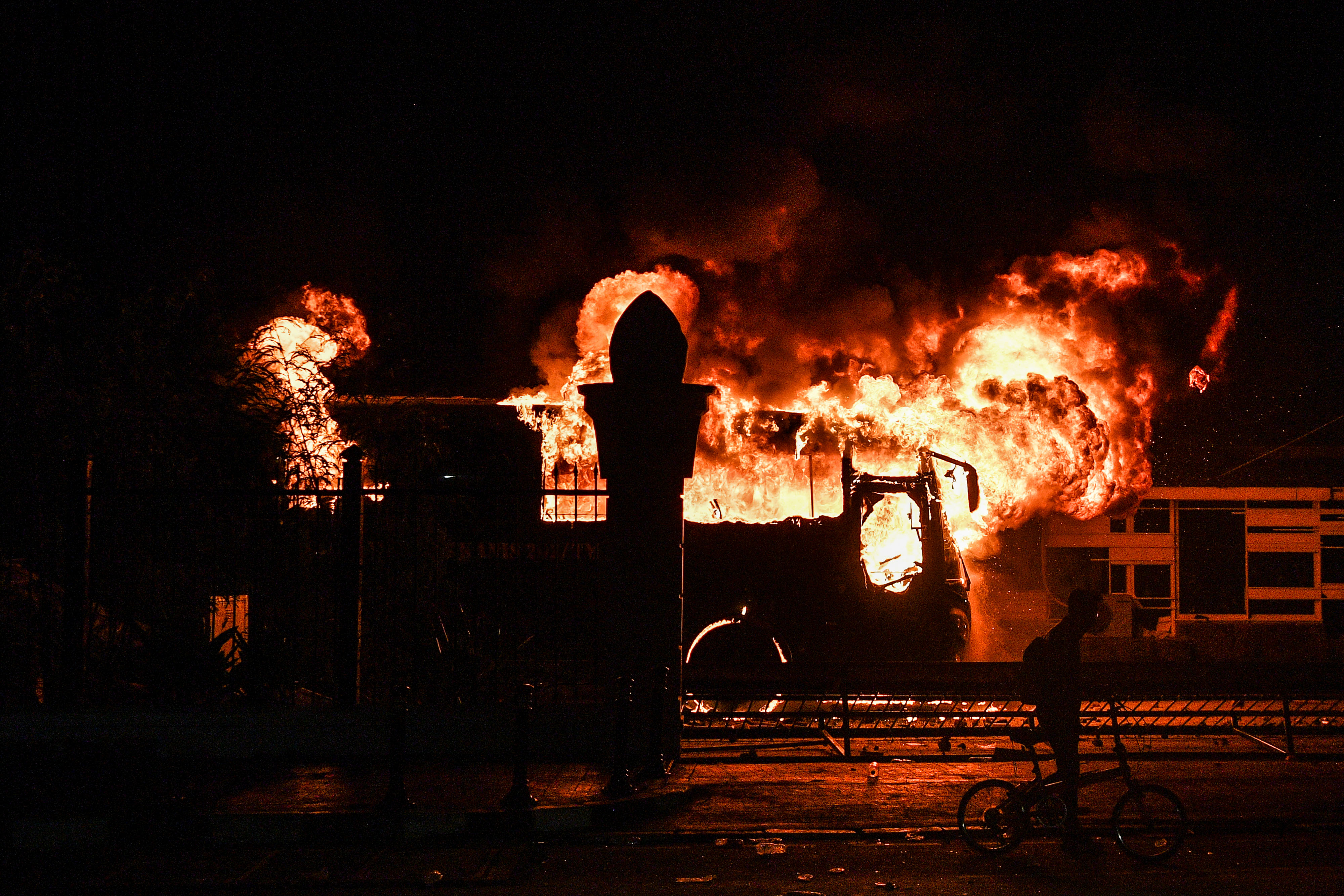 Bus TNI yang terbakar di sekitar gedung DPR/MPR akibat bentrokan pendemo dengan aparat keamanan