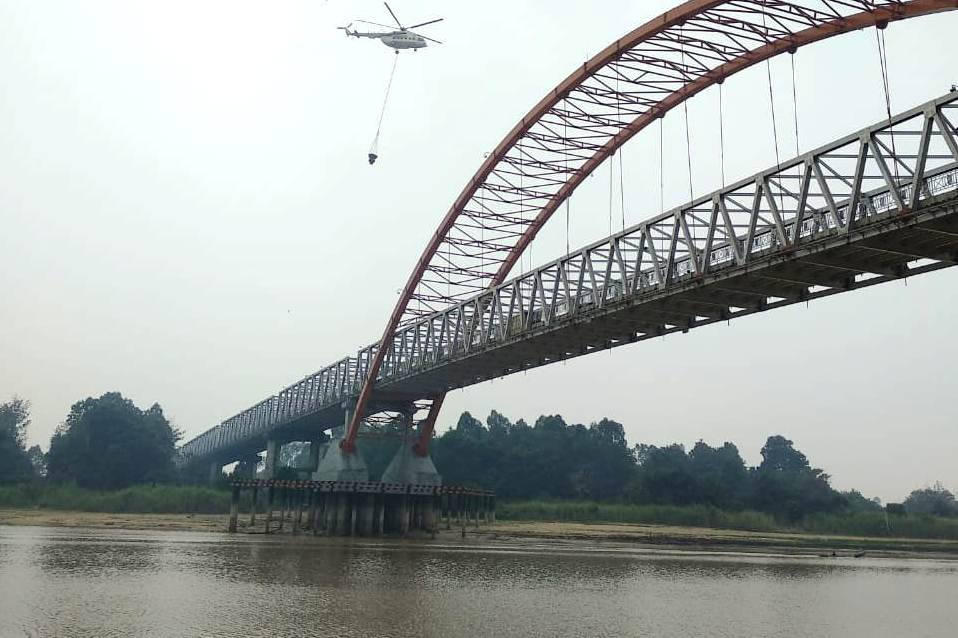 Helikopter Waterboombing mengambil air dari Sungai Kahayan untuk memadamkan karhutla bulan lalu.