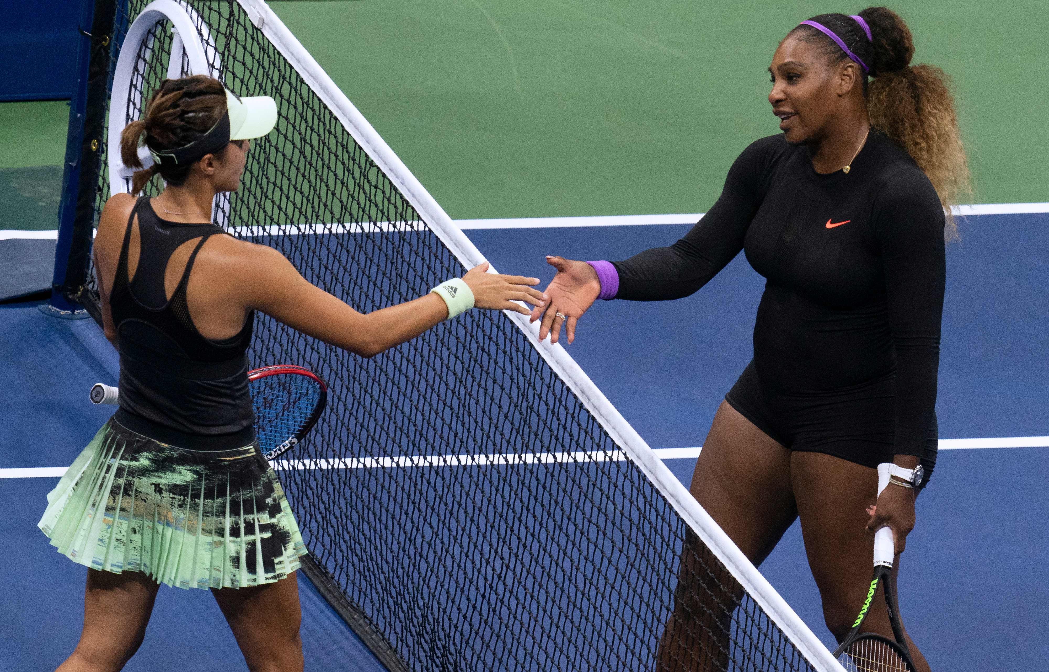 Setelah memenangi laga, petenis AS Serena Williams (kanan) menyalami lawannya Qianq Wang dari Tiongkok di perempat final AS Terbuka 2019.