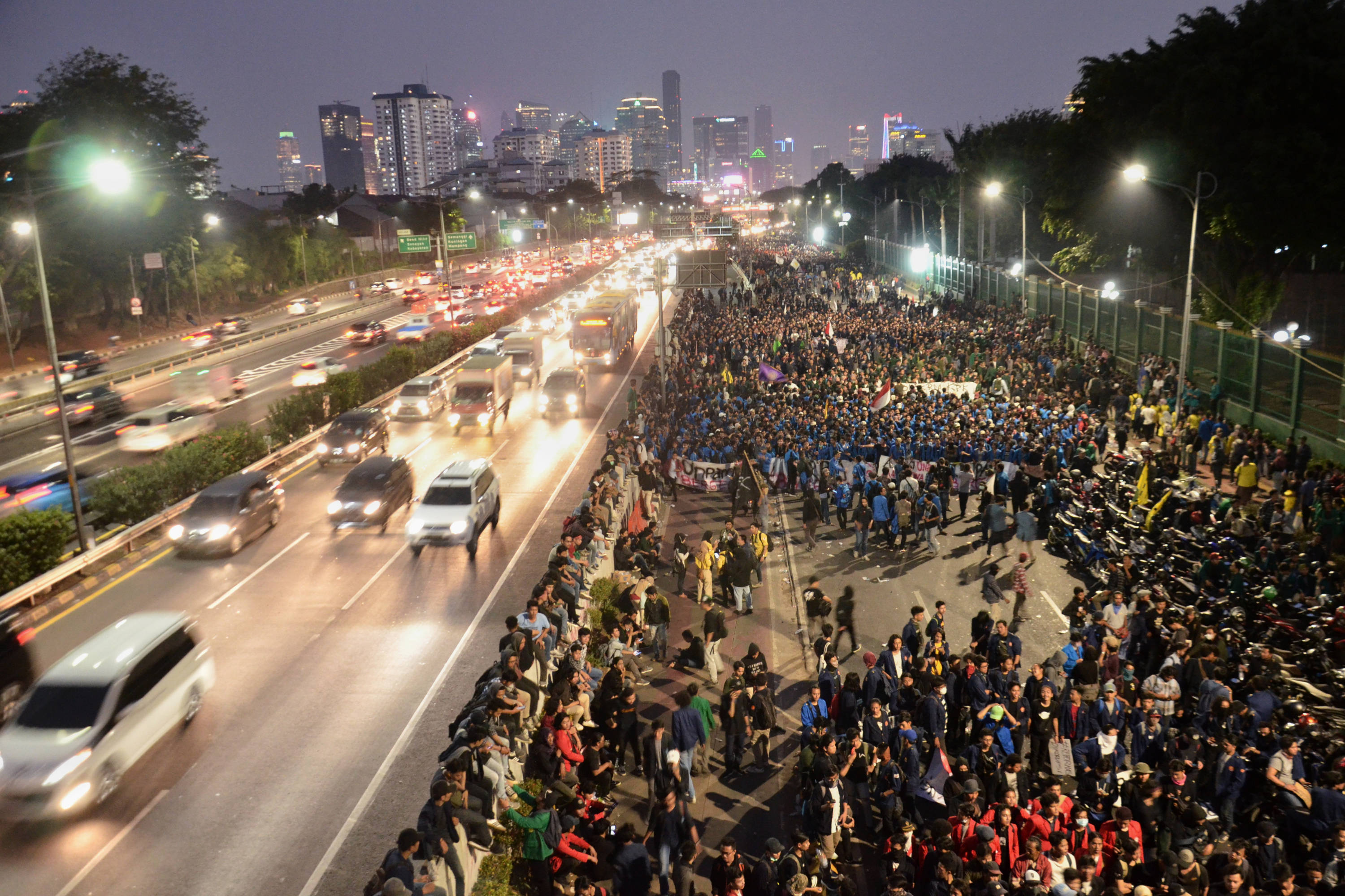 Massa aksi yang terdiri dari sejumlah mahasiswa melakukan demonstrasi di depan Gedung DPR/MPR RI, Jakarta, Senin (23/9).