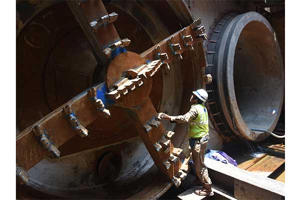 Petugas memeriksa mata bor pengerjaan sodetan Kali Ciliwung-Kanal Banjir Timur di Jalan Otista III, Jatinegara