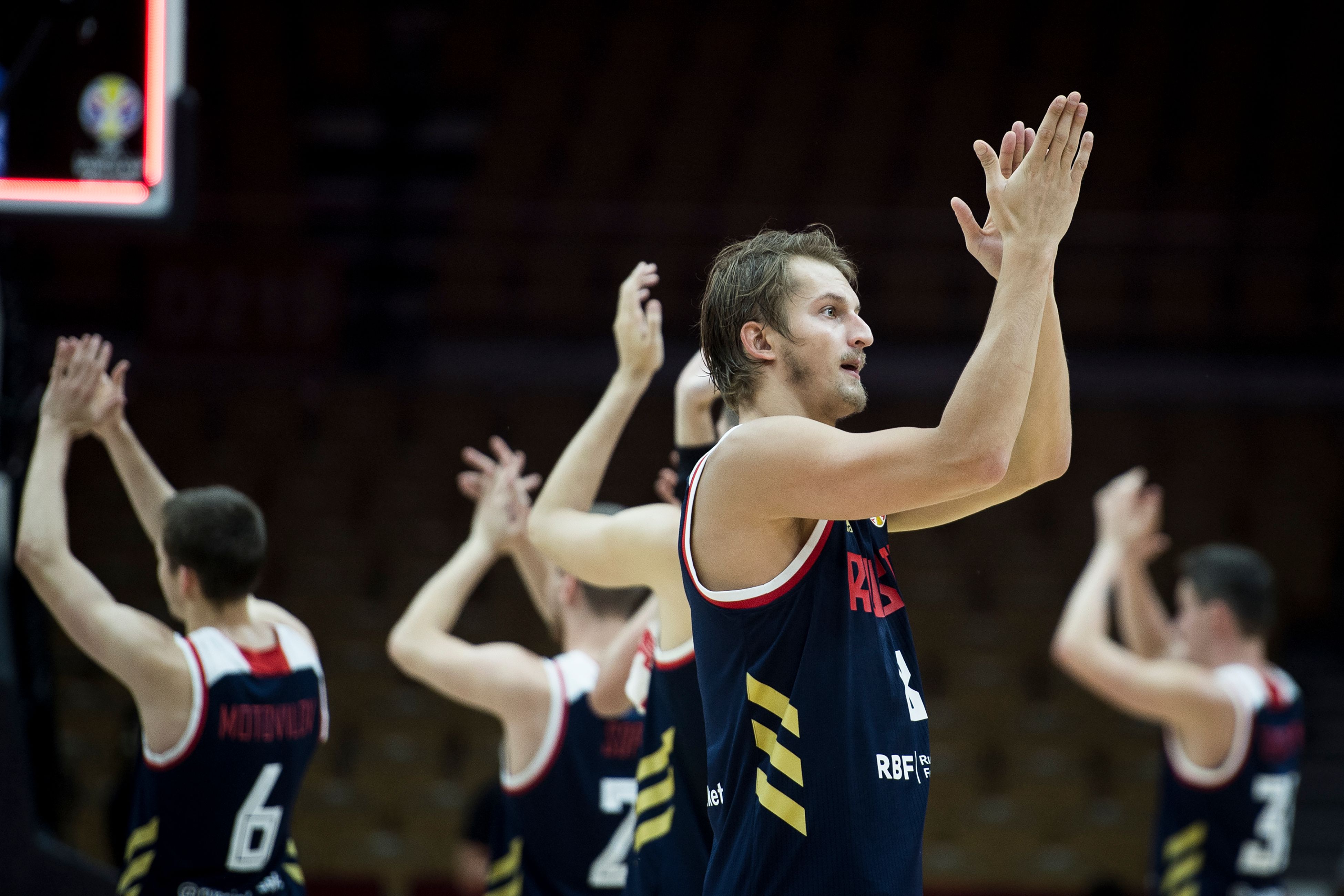 Para pemain Rusia merayakan kemenangan mereka atas Korsel di laga Kejuaraan Dunia Bola Basket