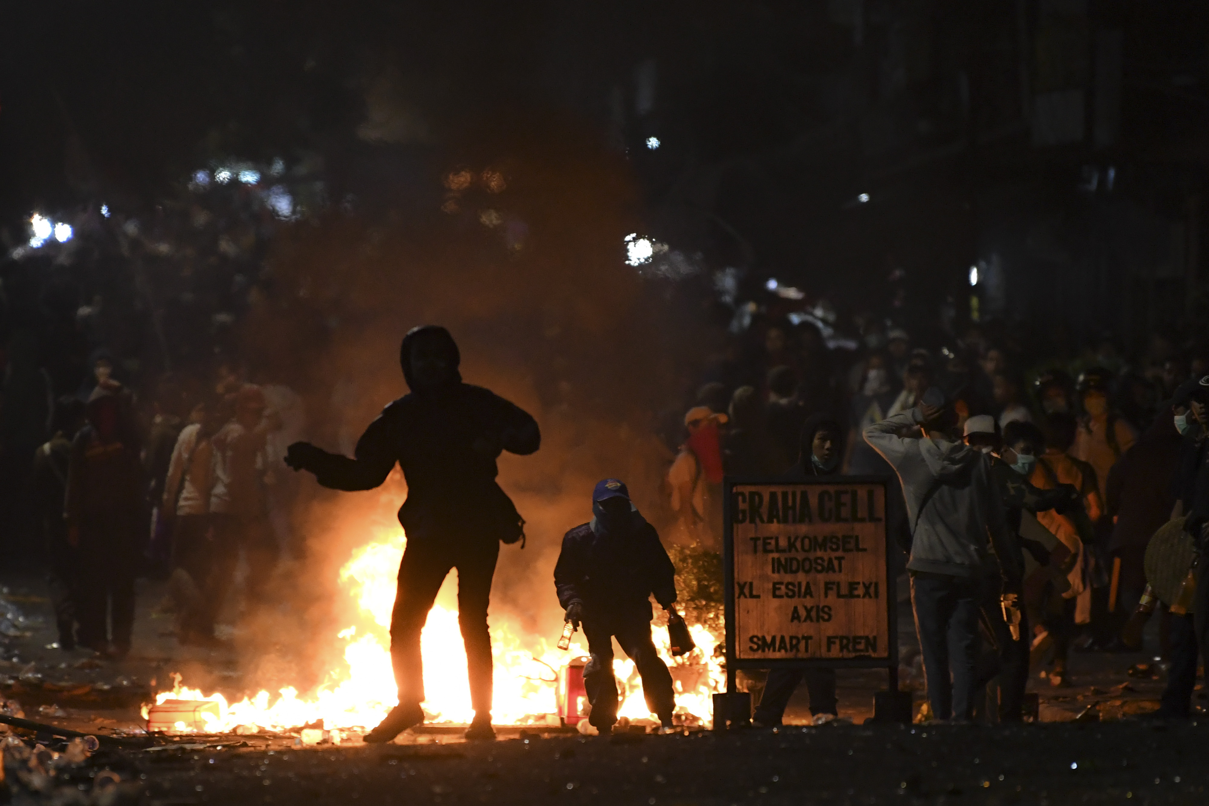 Sejumlah pelajar melakukan aksi unjuk rasa hingga malam hari di kawasan Palmerah, Jakarta, Rabu (25/9).