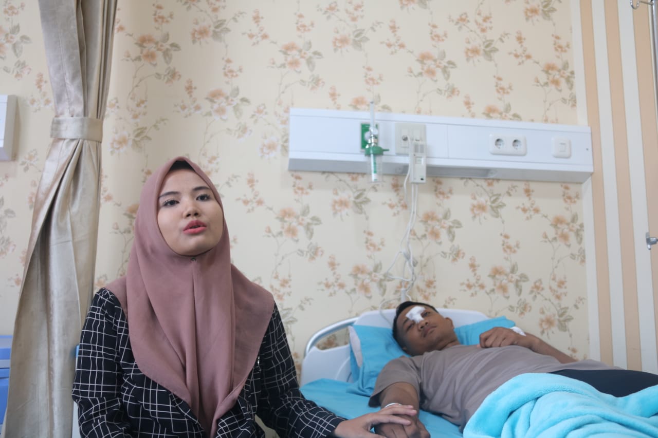 Fika, kekasih Briptu Charis Sigit setia menemani kekasihnya yang terluka.