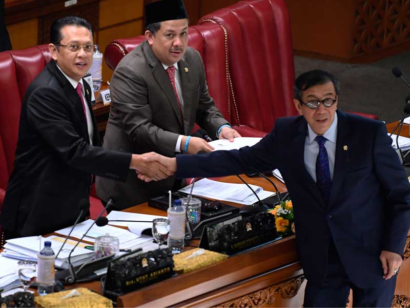 Pimpinan DPR Fahri Hamzah (tengah) dan Bambang Soesatyo (kiri) menerima berkas tanggapan dari Menteri Hukum dan HAM Yasonna Laoly.