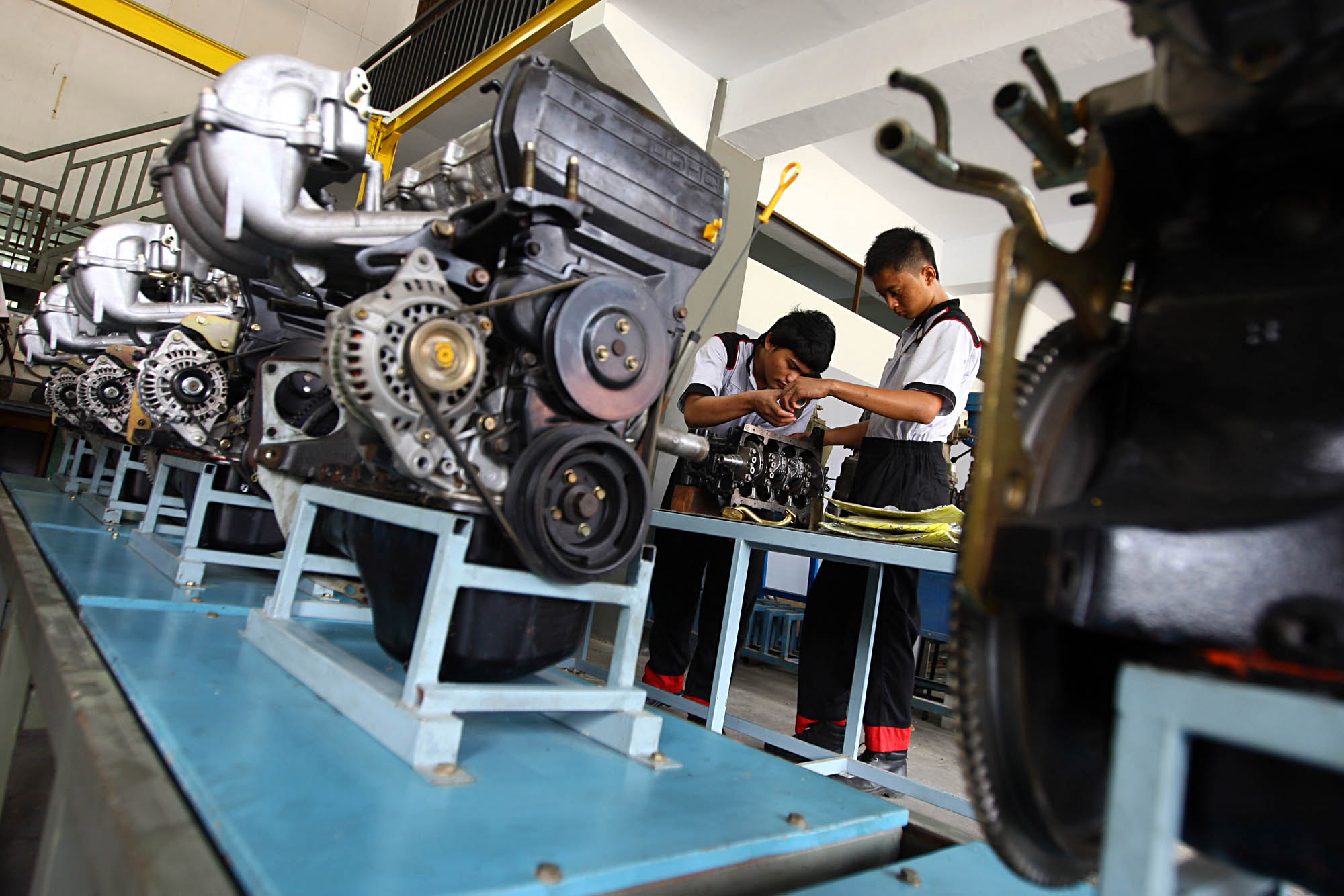 Siswa tengah merakit mesin mobil Esemka 1.5i di Sekolah Menengah Kejuruan Negeri (SMKN) 4 Jakarta, Jalan Rorotan 6 Cilincing, Jakarta Utara