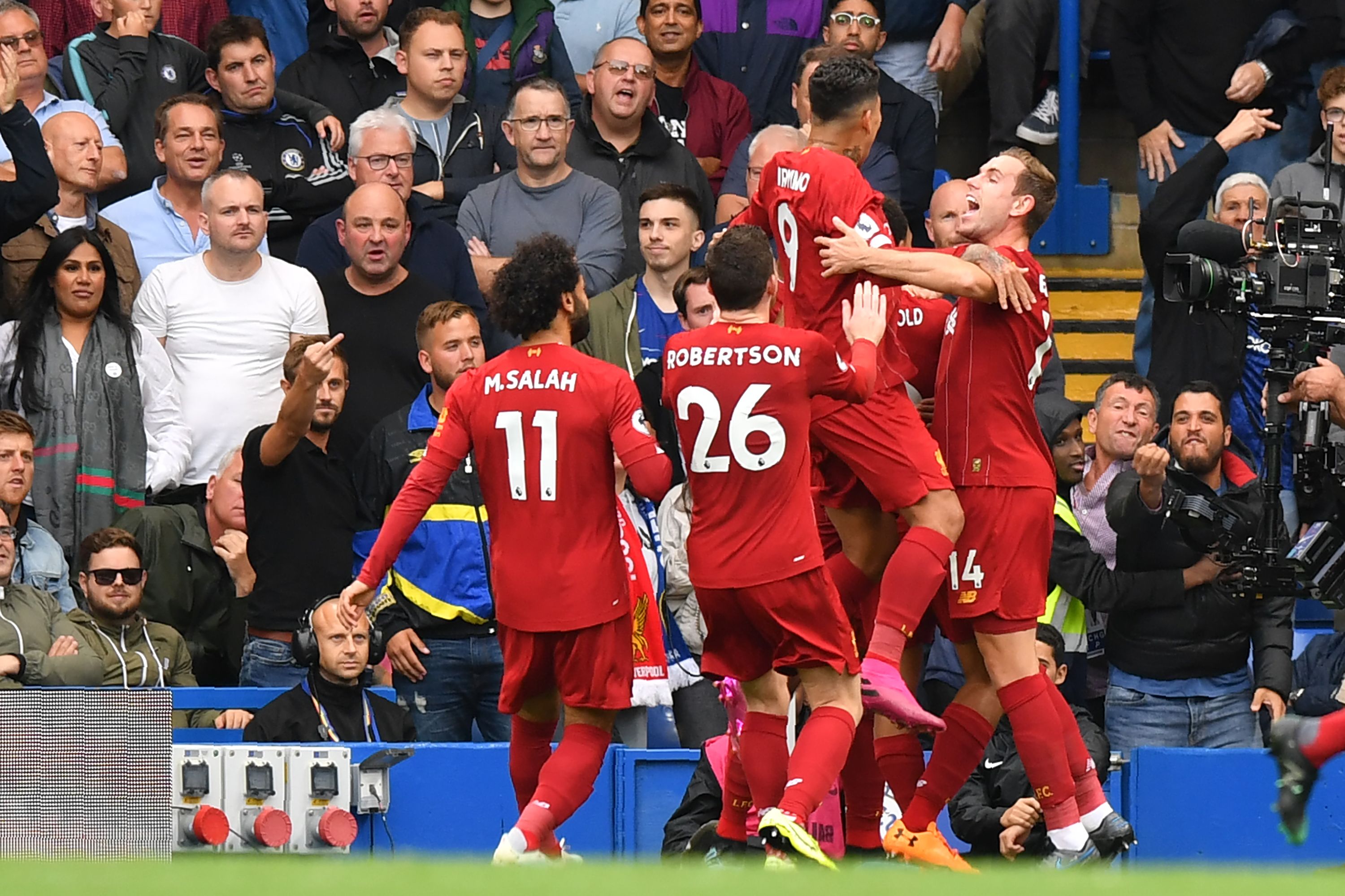 Pemain Liverpool merayakan gol pertama ke gawang Chelsea ketika laga baru berjalan 14 menit di Stadion Stamford Bridge, London.