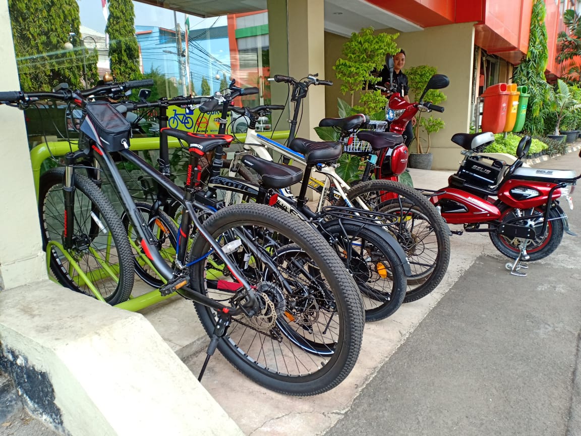 Parkiran sepeda di kantor DLH DKI Jakarta di Cililitan Jakarta Timur dipenuhi sepeda milik pegawai yang memilih bike to work