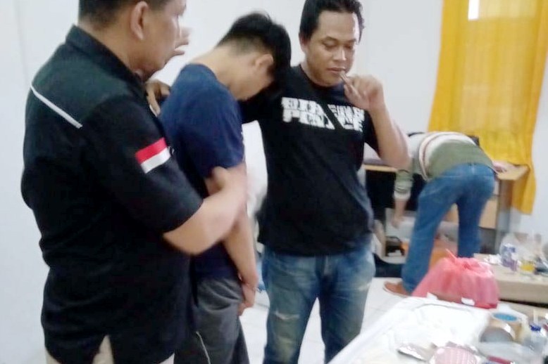 Tersangka AL tidak bisa menghindar saat Petugas Satnarkoba Polresta Surakarta yang menggrebek kamar peracikan tembakau gorila di Kosi Kost. 