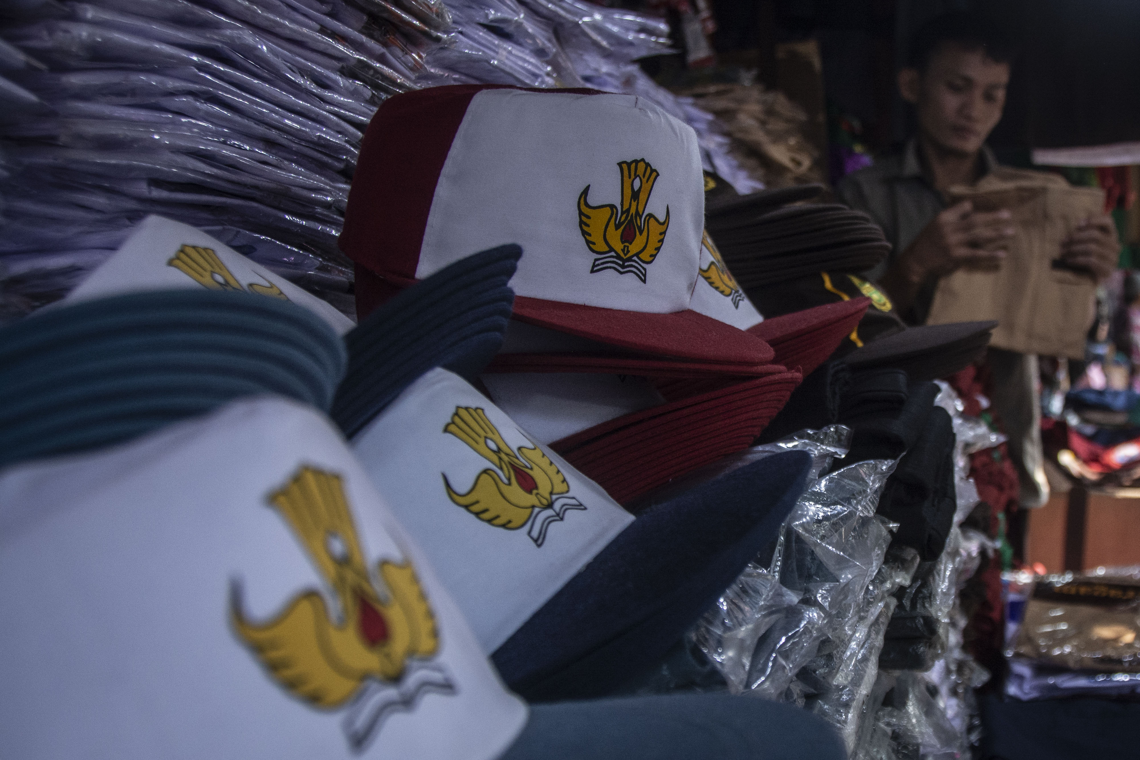 Penjualan seragam sekolah.