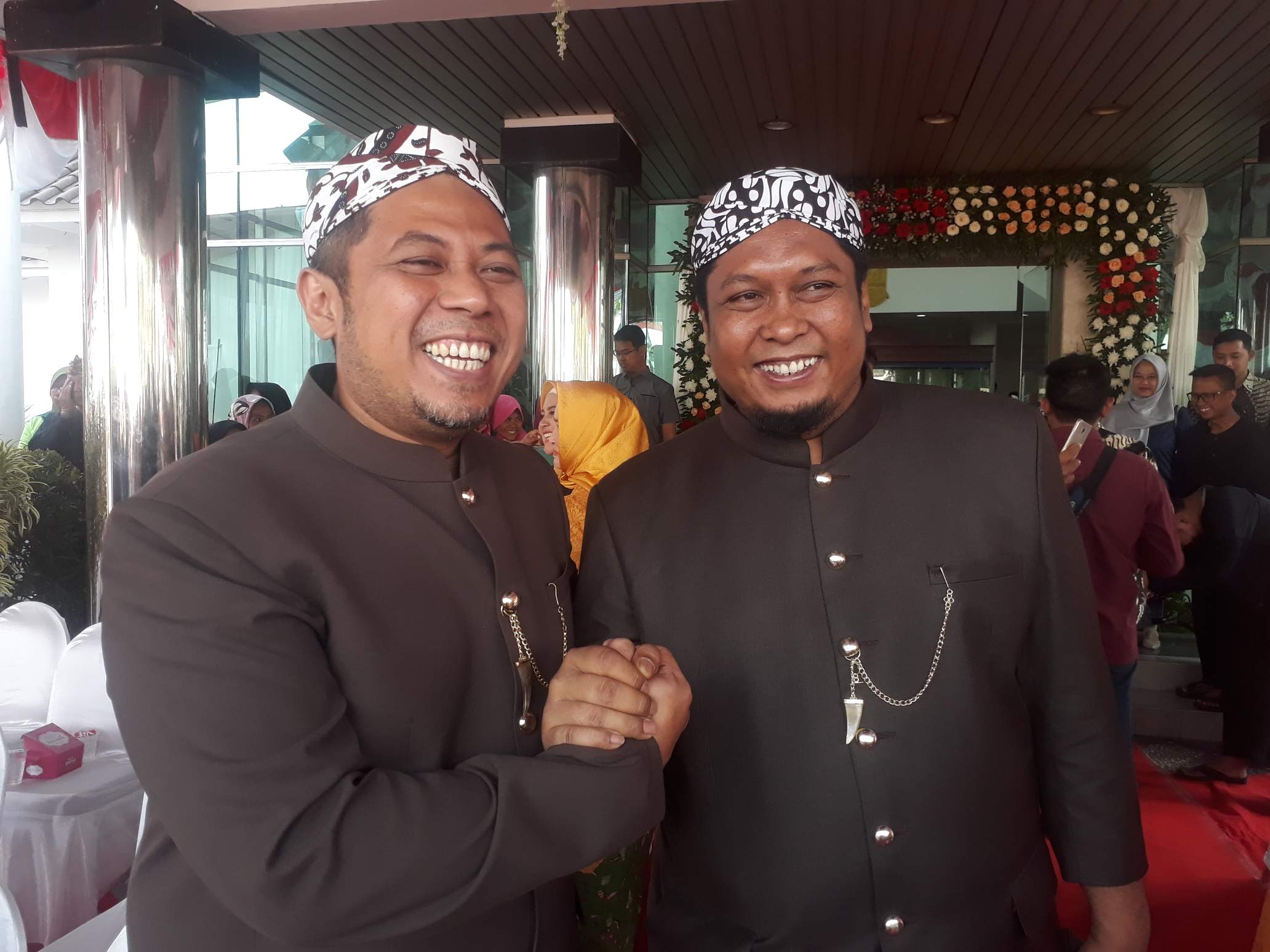 Kepala Kantor Bank BJB Karawang Arfandy (kiri) dan Plt Bapenda Karawang Ahmad Mustopa seusai menandatangani kerja sama, Rabu (19/9).