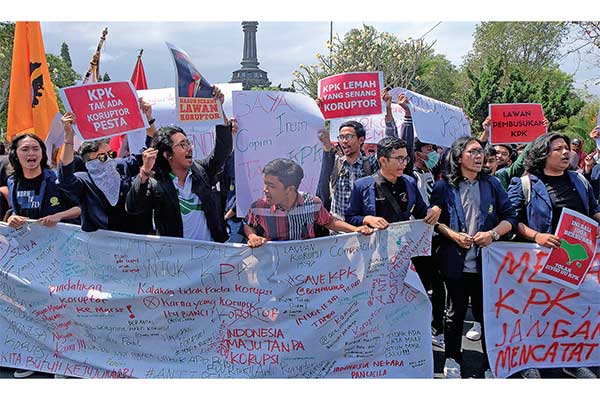 Mahasiswa yang tergabung dalam Aliansi Mahasiswa & Masyarakat Bali Anti Korupsi (AMMBAK) di Denpasar, Bali, kemarin.