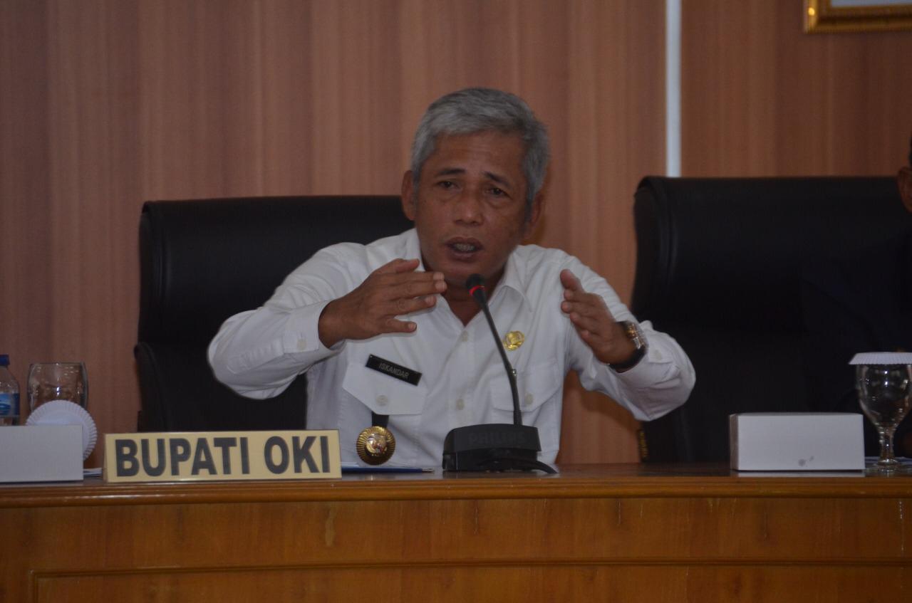  Bupati Ogan Komering Ilir, Iskandar saat menjelaskan karhutla di kabupatennya telah padam karena turun hujan. 