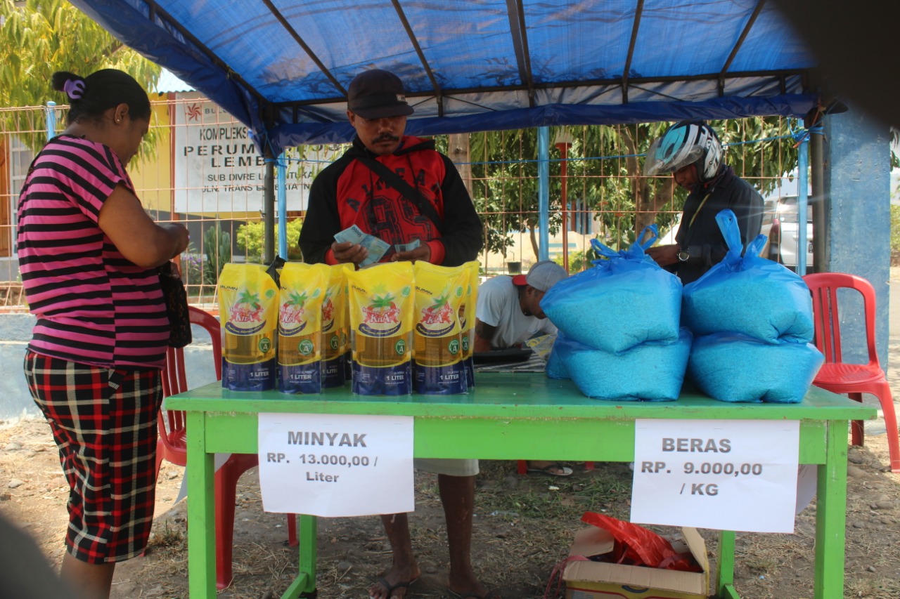 Operasi Pasar Bulog di Lembata, NTT, Jumat (20/9).