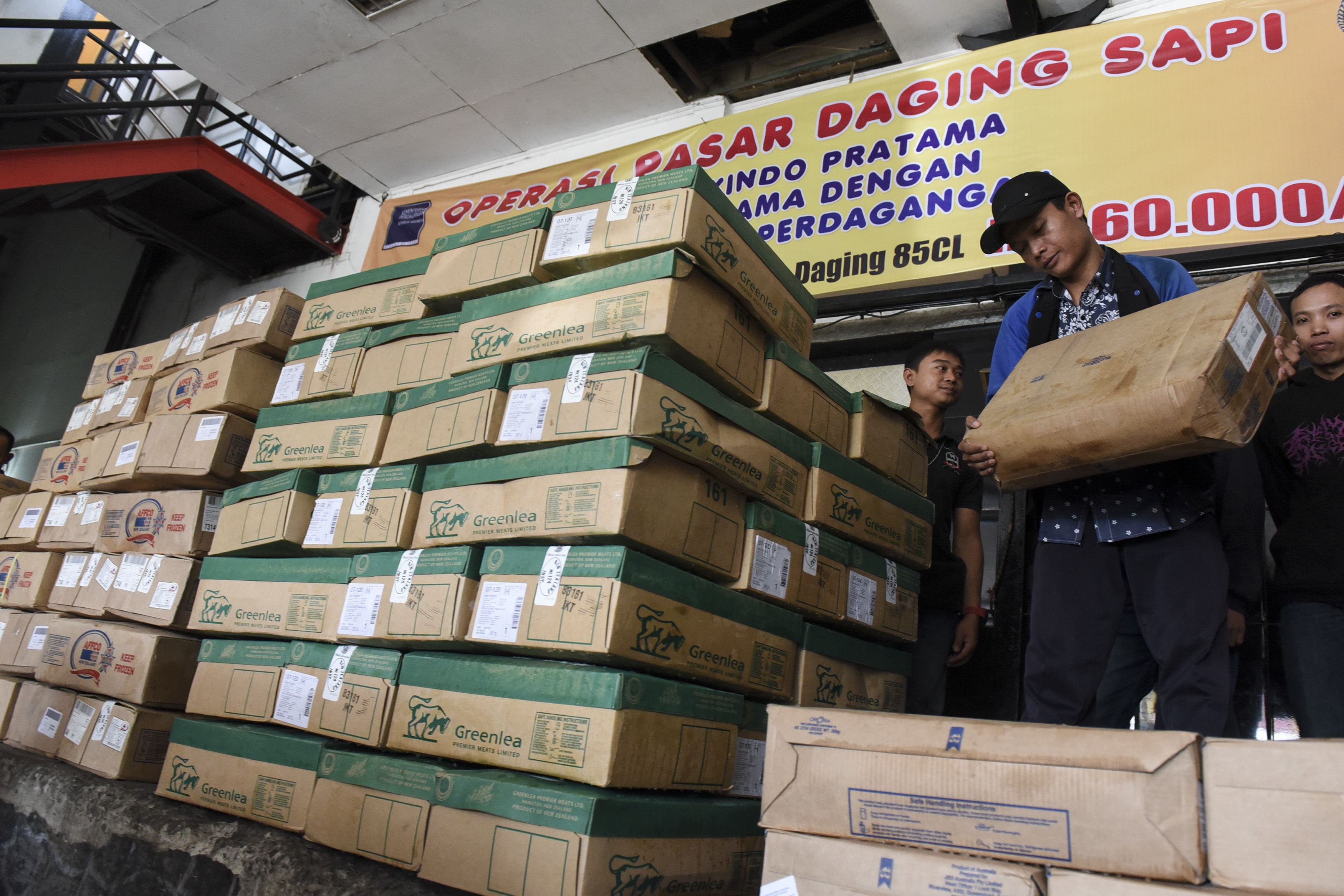 : Pekerja mengangkat kardus berisikan daging beku impor yang diimpor PT. Impexindo Pratama, Jakarta.