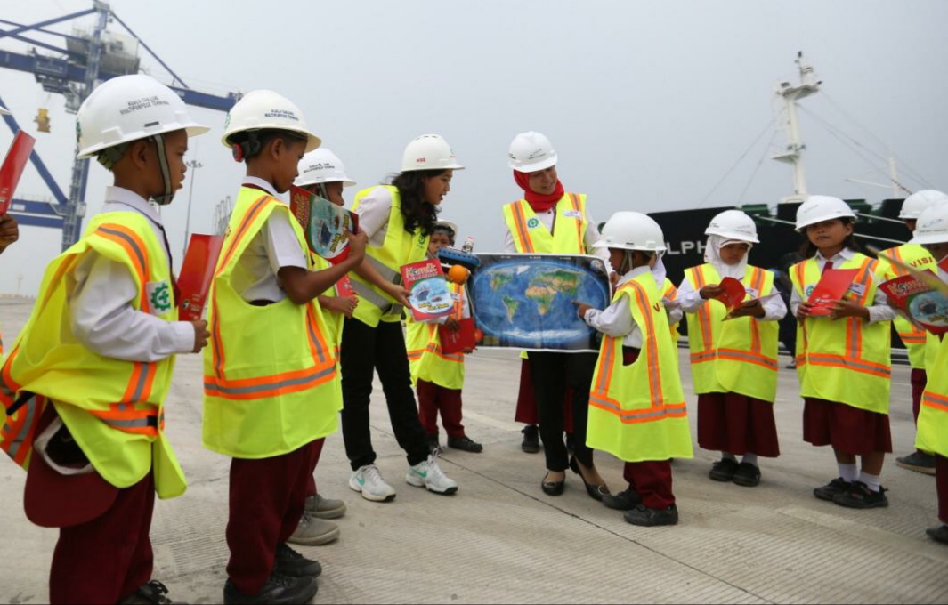 Anak-anak SD di Kabupaten Batubara meninjau Pelabuhan Pelabuhan Kuala Tanjung, Sumatra Utara, Selasa (24/9).