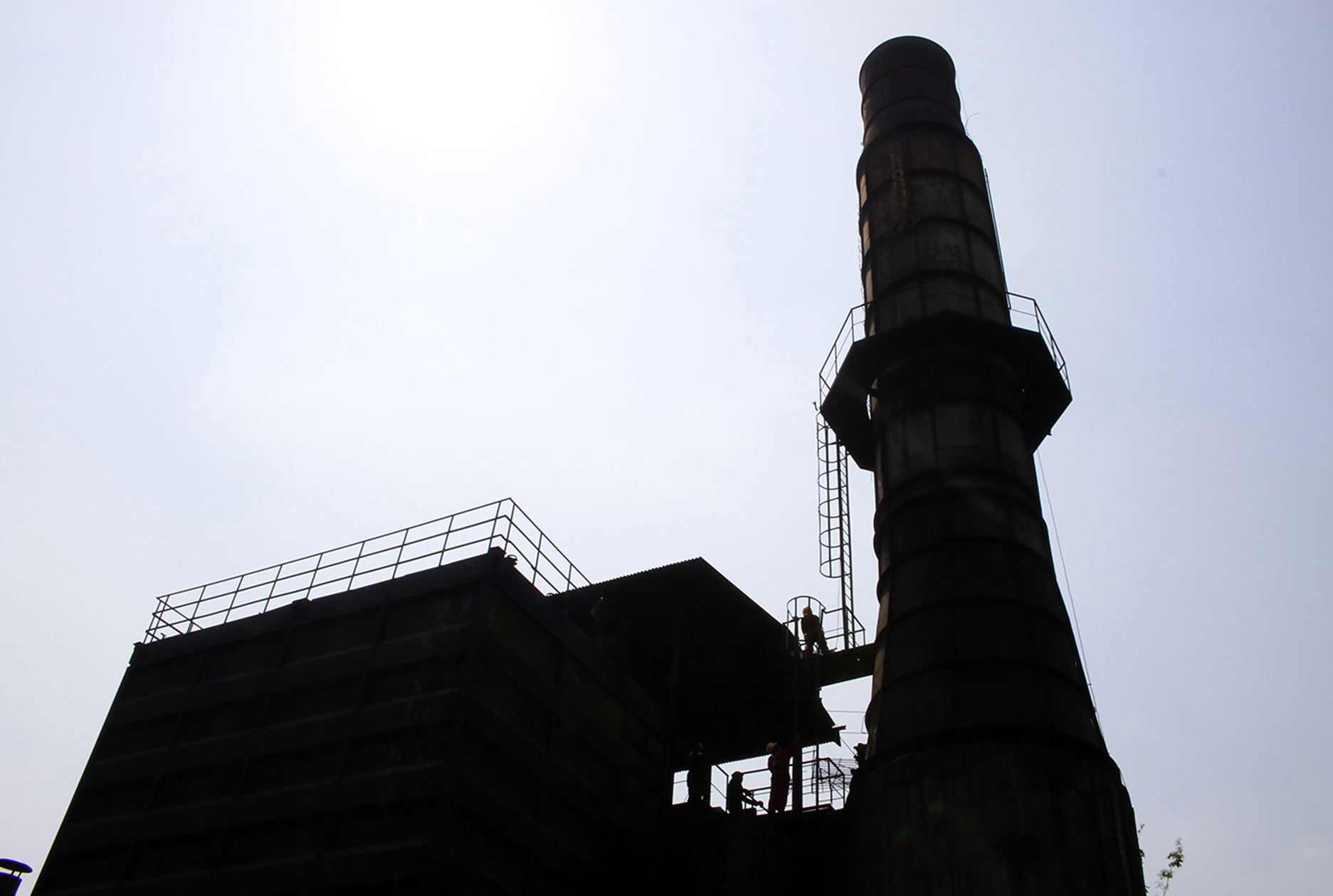 Petugas laboratorium Dinas Lingkungan Hidup DKI Jakarta memeriksa cerobong asap di pabrik peleburan baja PT Hong Xin Steel, Cakung