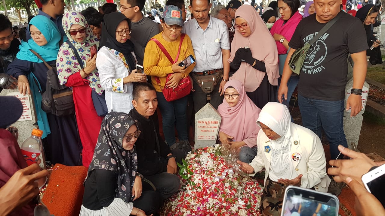 Warga berusaha melakukan swafoto di makam Presiden ke-3 RI BJ Habibie