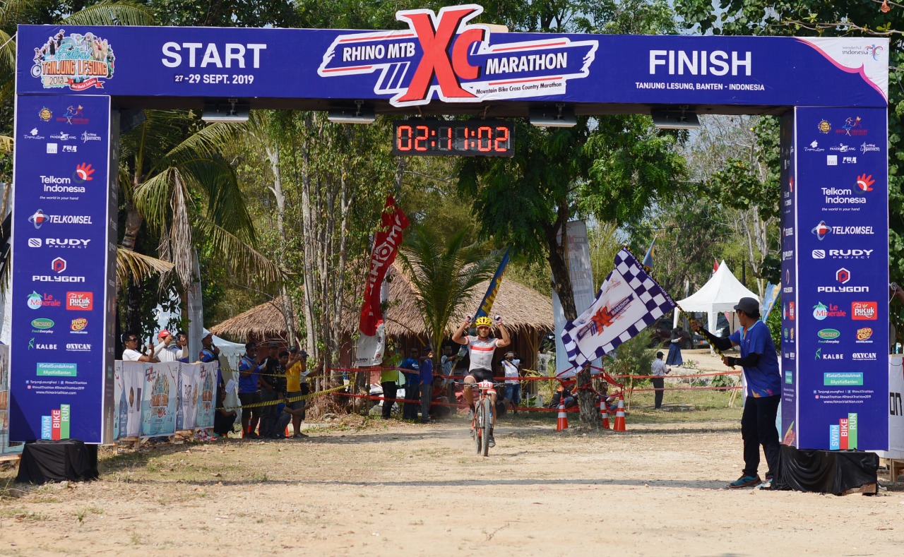 Pembalap pelatnas, Zaenal Fanani, menyentuh garis finis pertama dengan catatan waktu 2 jam 11 menit 3 detik.