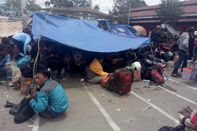 Warga memadati Bandara Wamena, Jayawijaya, Papua, Jumat (27/9)