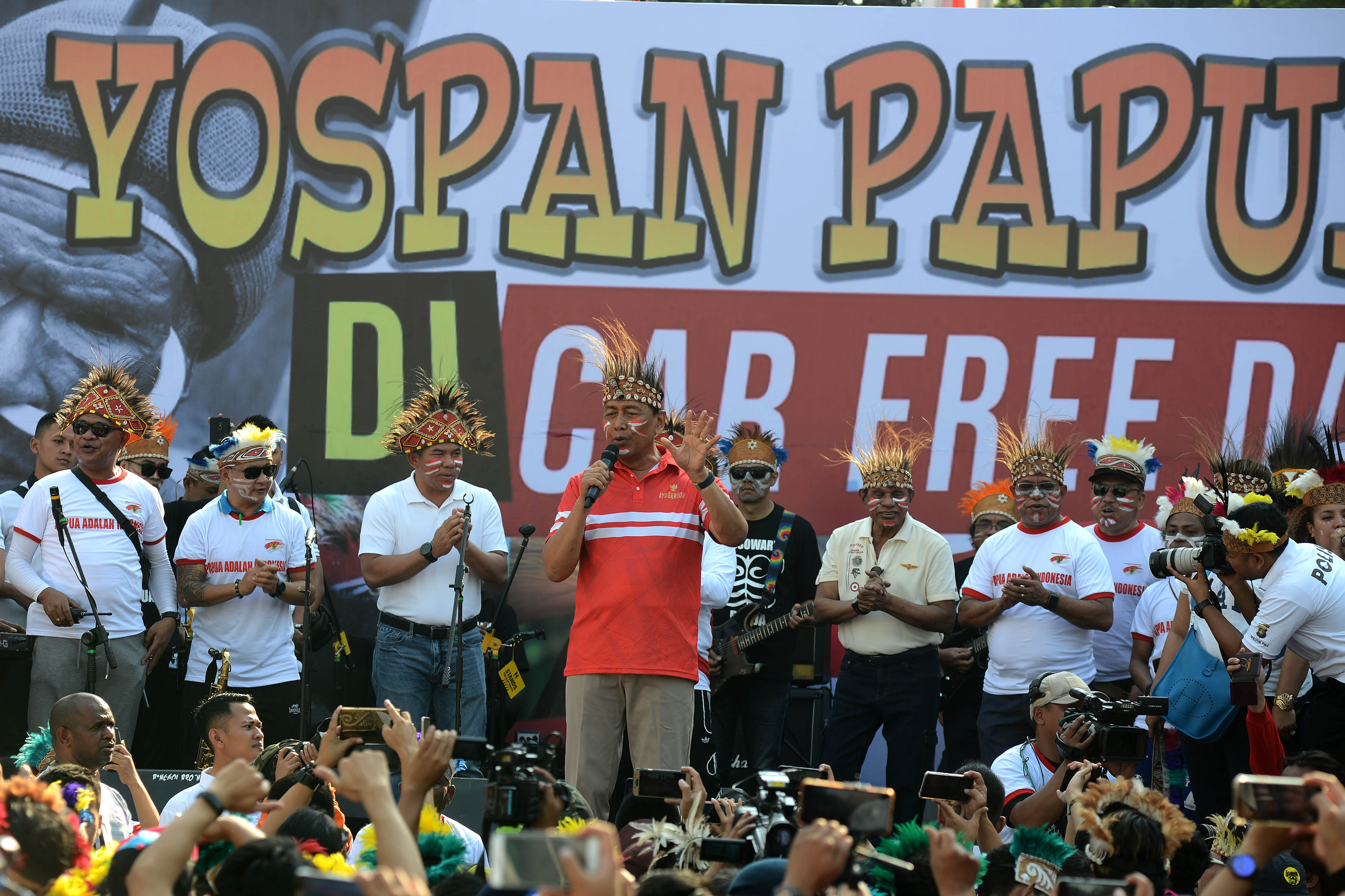 Menkopolhukam Wiranto (tengah) menari Yospan massal untuk menguatkan kerukunan, persatuan dan kesatuan antar anak bangsa .