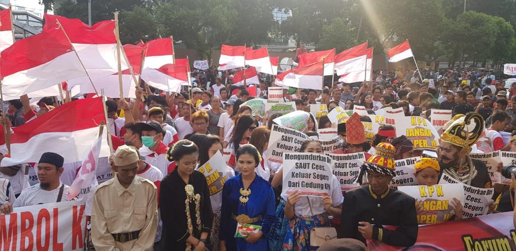 Massa Pro Reviis UU KPK gunakan kostum pahlawan dalam aksi di depan gedung KPK