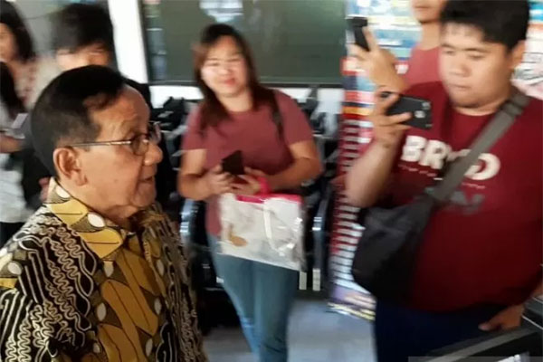 Mantan ketua DPR Akbar Tanjung kunjungi Habibie di RSPAD Gatot Subroto, Jakarta, Rabu (11/9)  