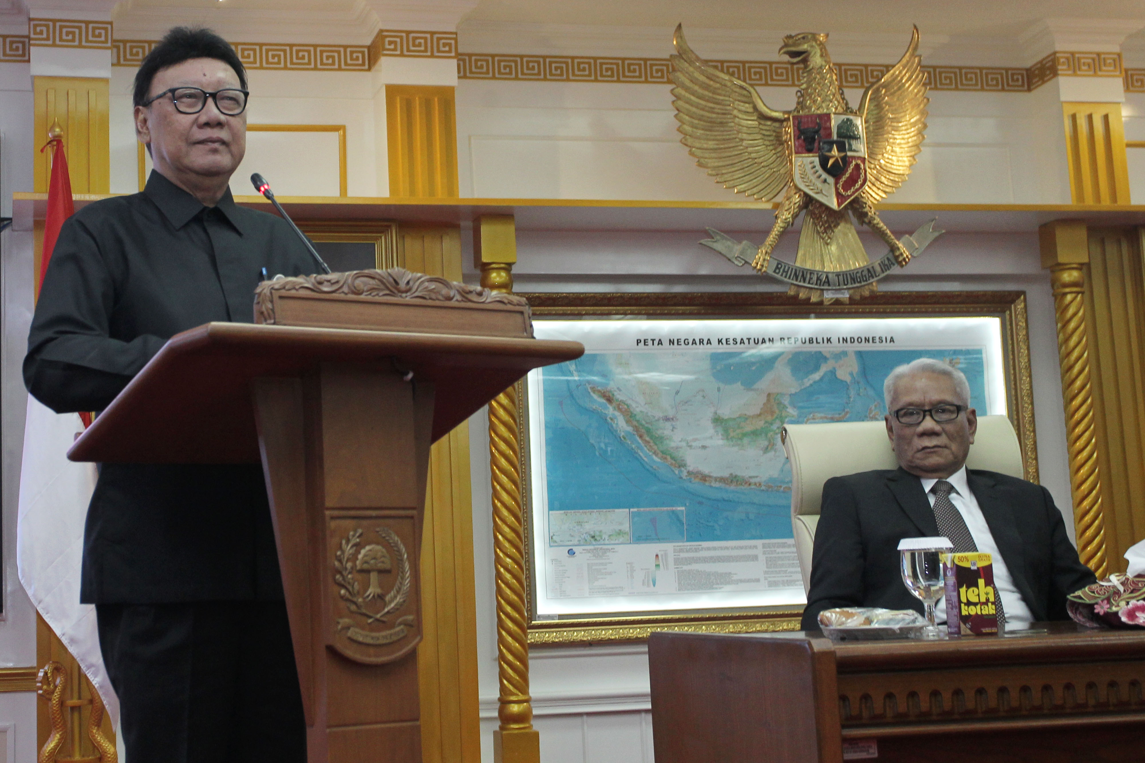  Menteri Dalam Negeri Tjahyo Kumolo (kiri)