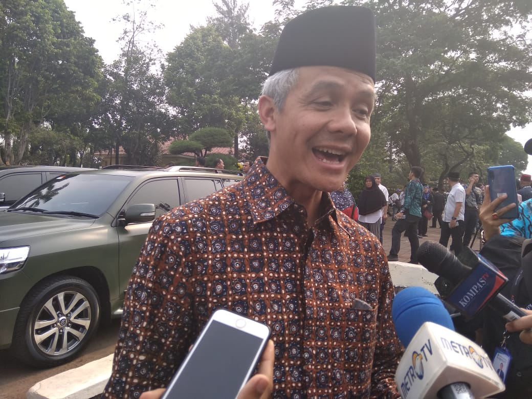 Gubernur Jawa Tengah Ganjar Pranowo usai mengikuti prosesi pemakaman BJ Habibie