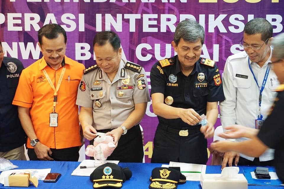 Operasi gabungan kali ini menggagalkan pemasok narkoba yang berusaha menyelundupkan pil ekstasi di dalam tubuh pelaku.