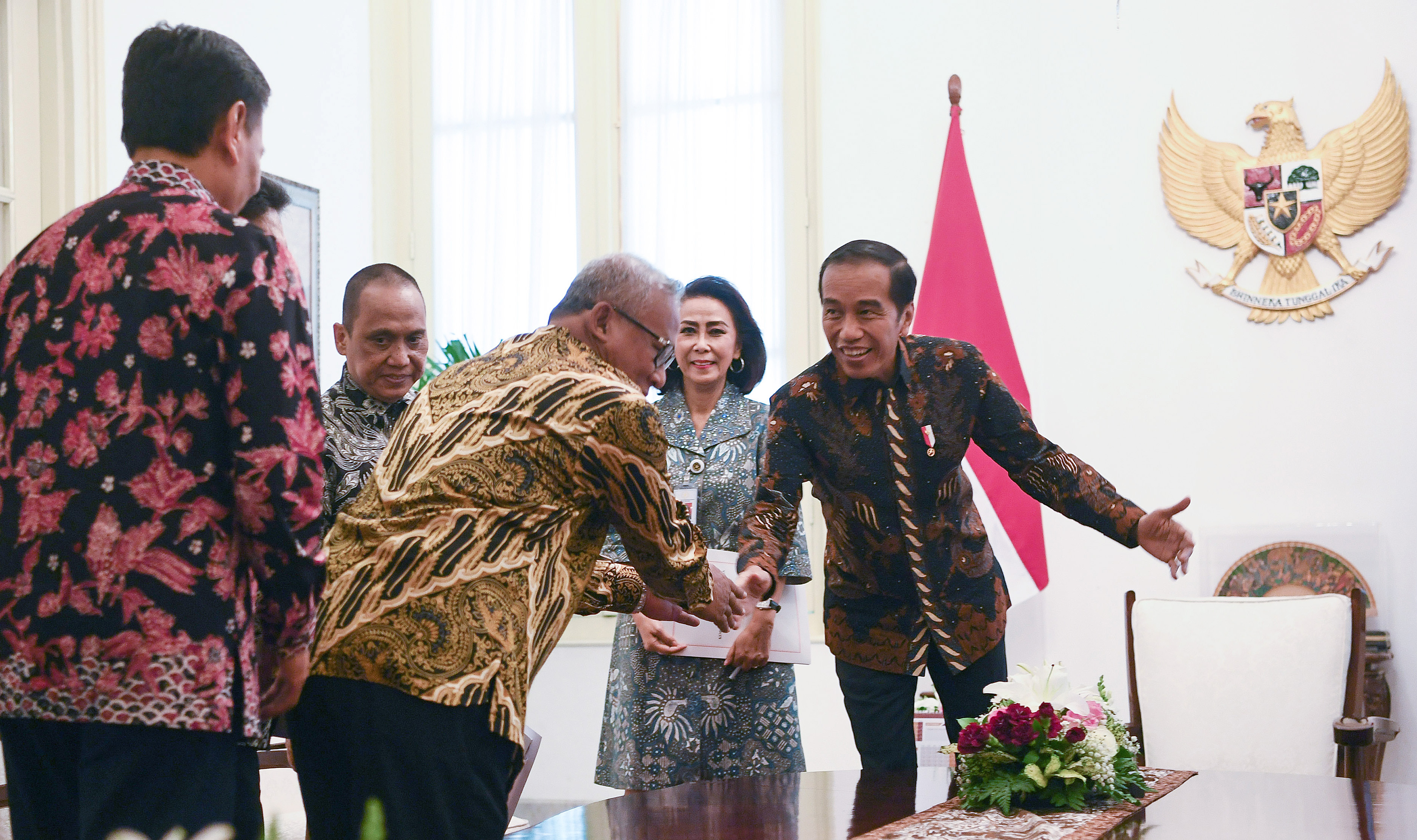 Presiden Joko Widodo (kanan) menyalami anggota Pansel Capim KPK di Istana Merdeka Jakarta, Senin (2/9).