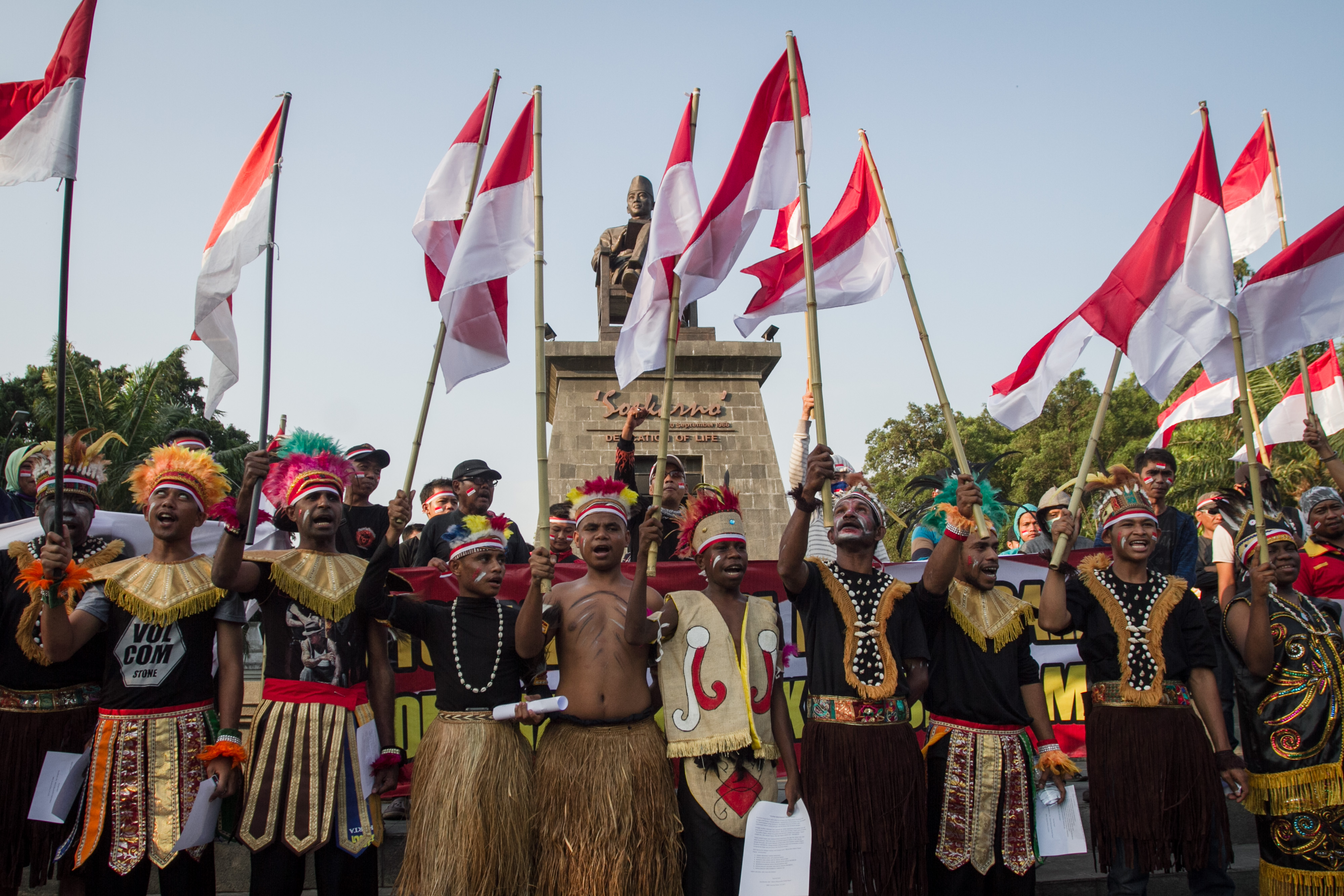 Warga yang tergabung dalam Aliansi Masyarakat Peduli Papua mengikuti aksi damai Papua Cinta Indonesia di Manahan, Solo, Jawa Tengah.