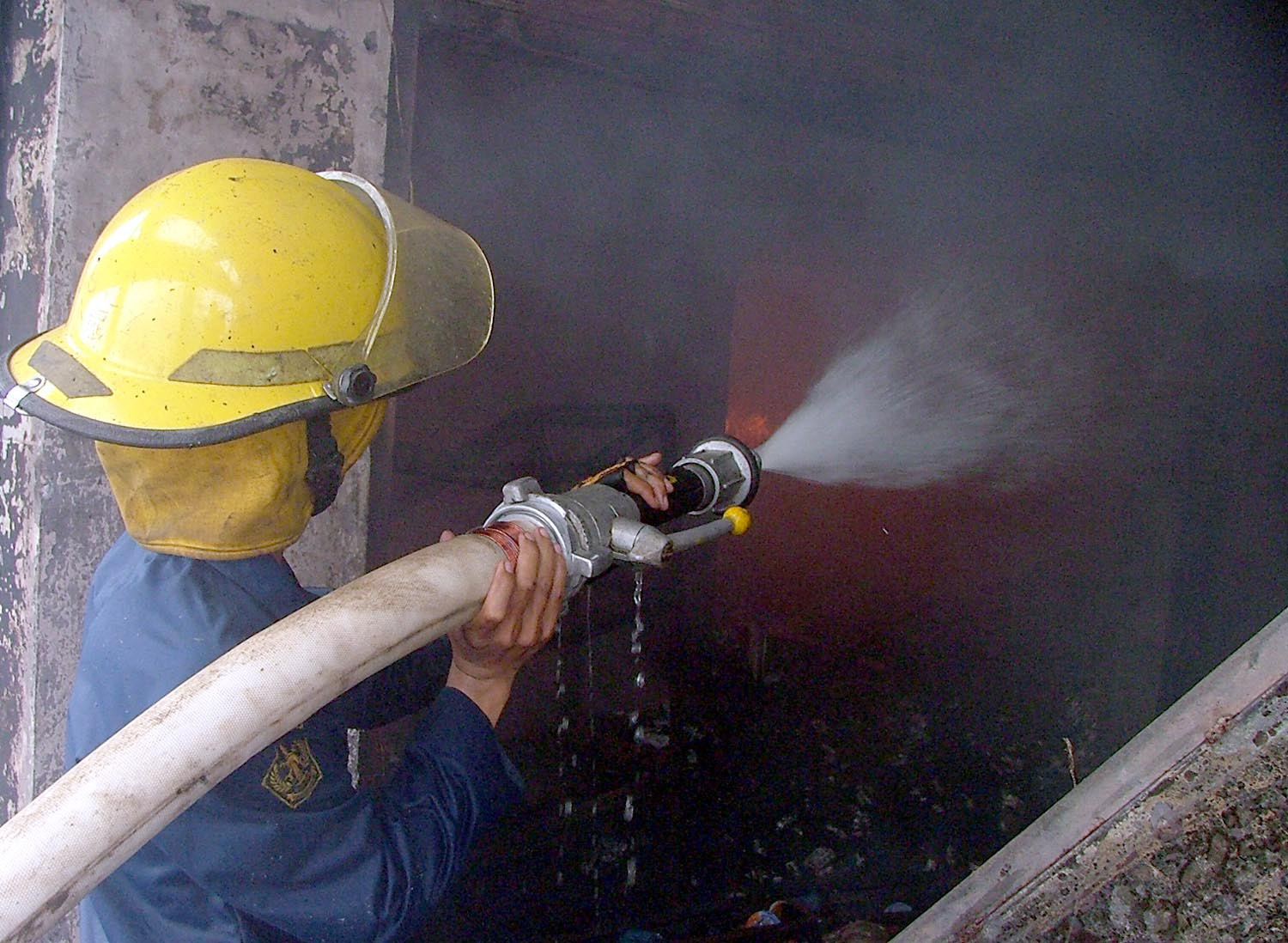 Pertokoan Pasar Baru Bekasi terbakar.