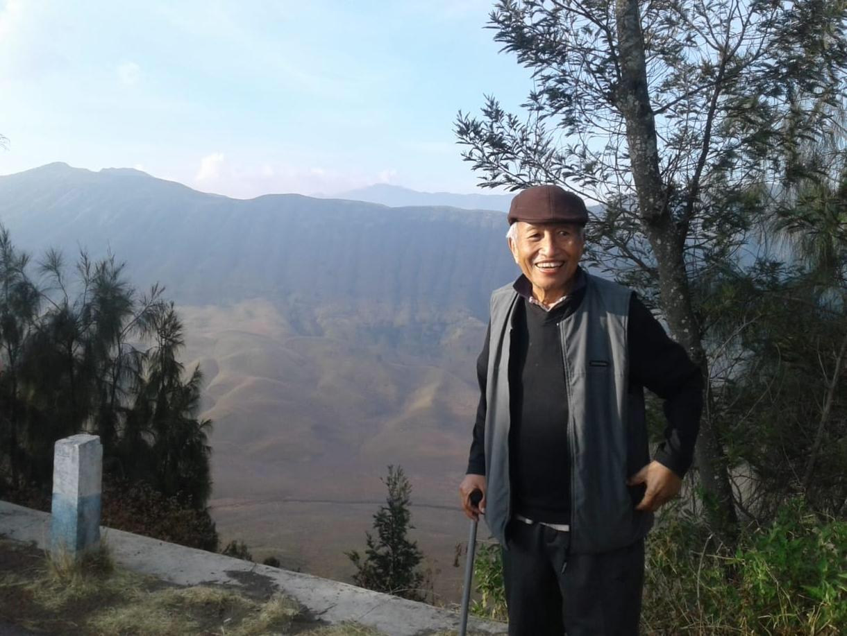 Foto terakhir almarhum Aristides Katoppo di Gunung Semeru, beberapa hari lalu.