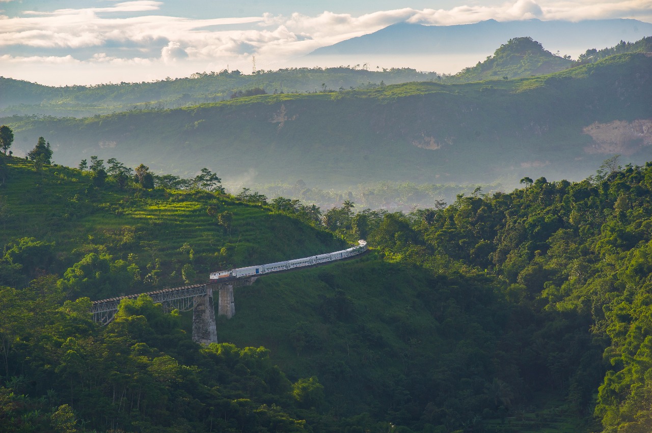 Kereta Api Argo Parahyangan dengan latar keindahan Bumi Parahyangan.