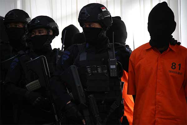 Ilustrasi -- Tim Densus 88 mengamankan terduga teroris saat pres rilis penangkapan jaringan teroris di Jakarta, Jumat (17/5/2019). 