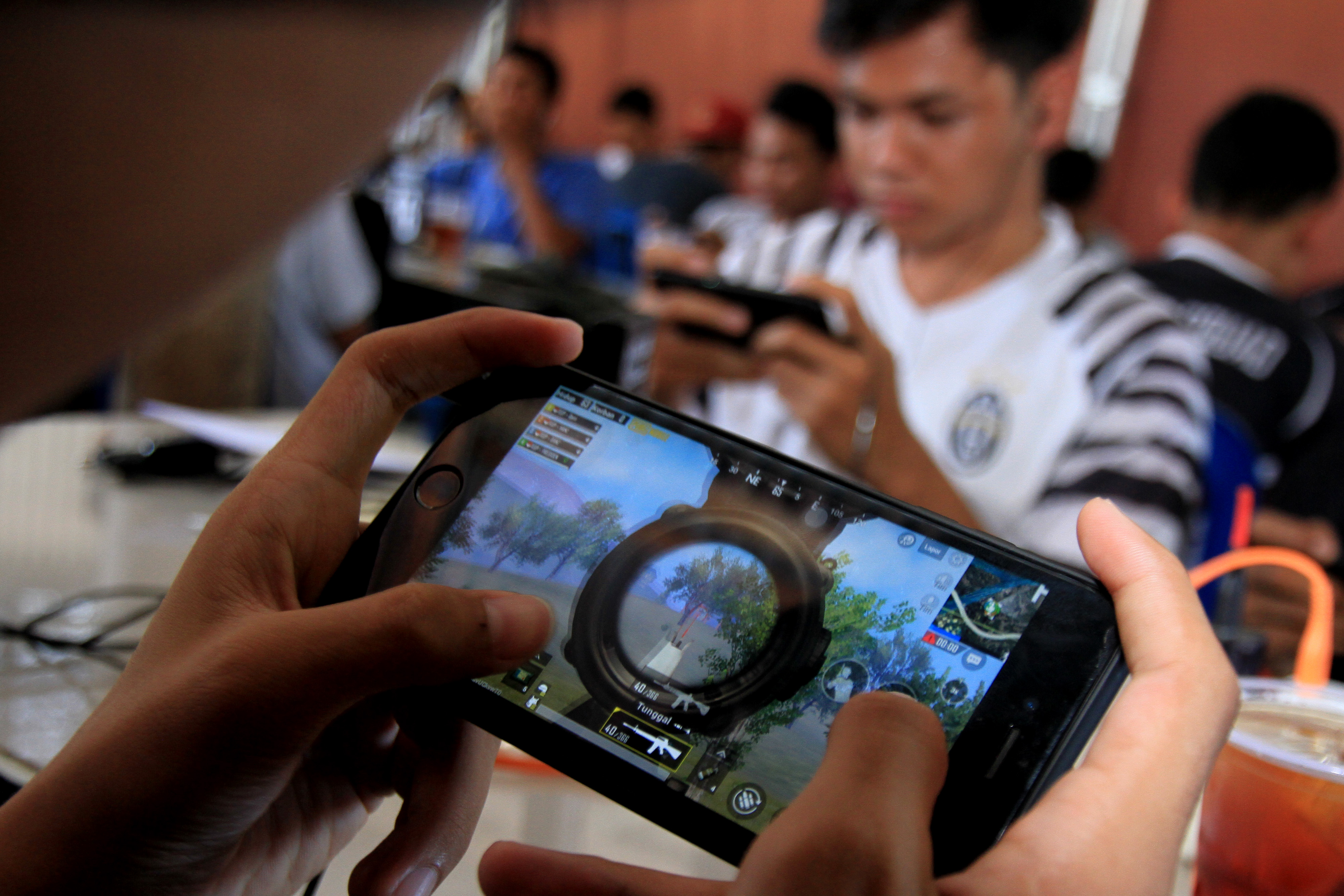 Sejumlah peserta mengikuti perlombaan game Player Unknown's Battle Grounds (PUBG). 