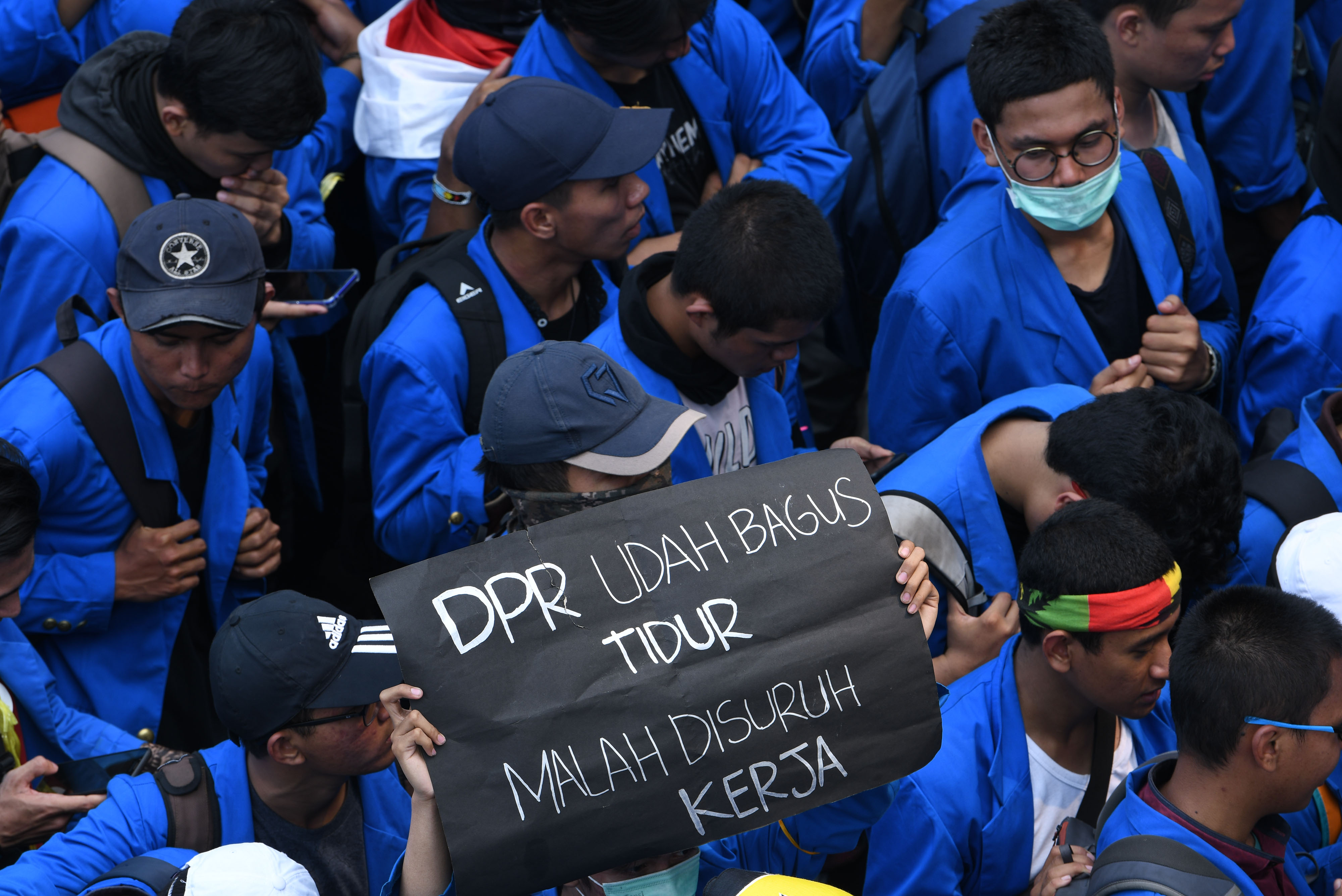 Mahasiswa berunjuk rasa di depan kompleks Parlemen di Jakarta, Selasa (24/9) menolak RUU KUHP.