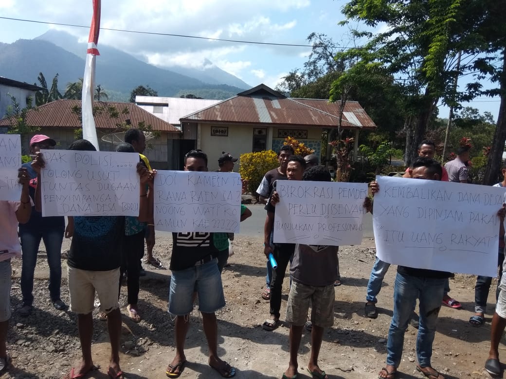 Warga Desa Boru, Kecamatan Wulanggitang, Kabupaten Flores Timur, NTT memprotes dana desa ternyata dipinjamkan ke pihak lain.