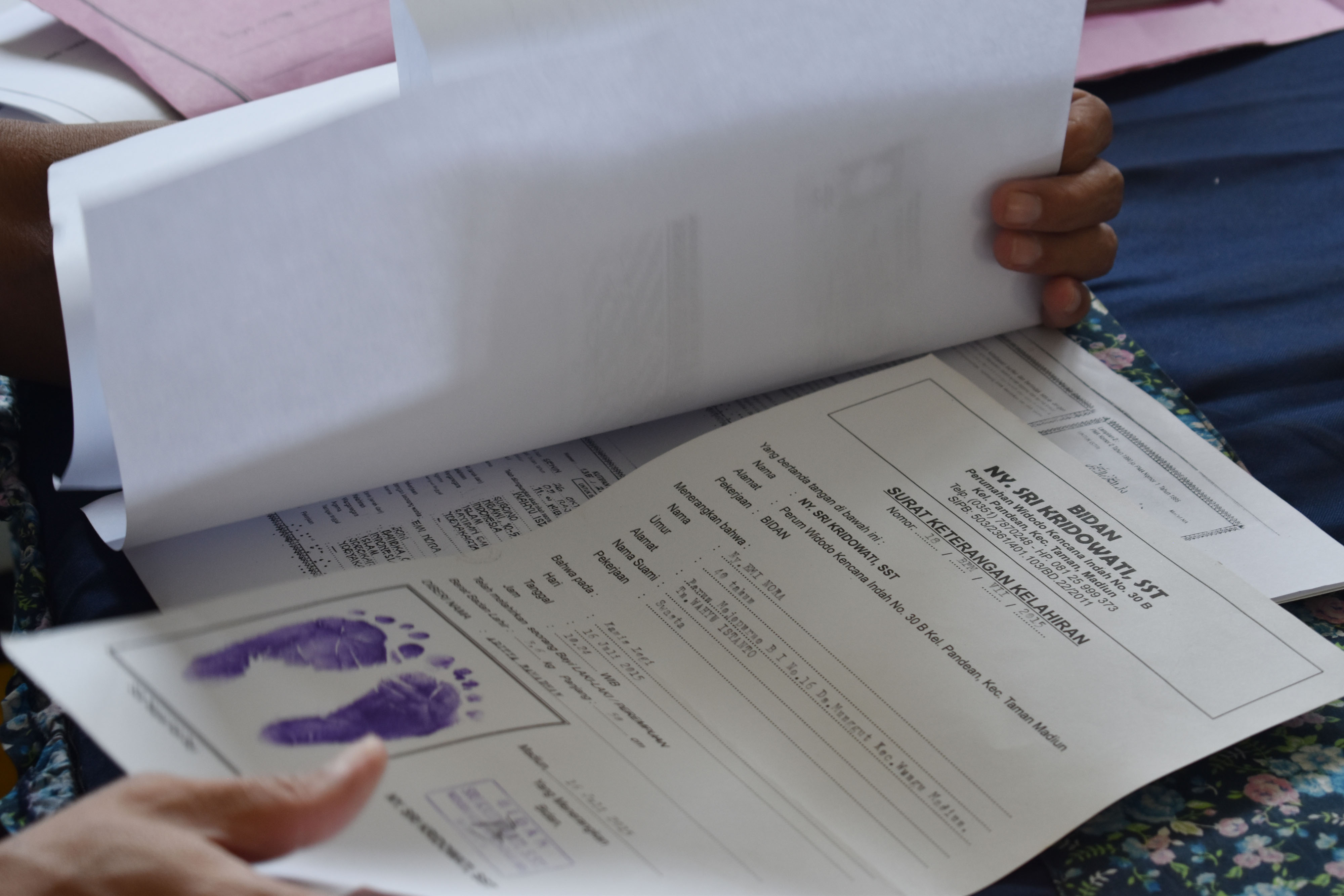  Petugas melakukan verifikasi berkas persyaratan permohonan akta kelahiran saat pelayanan keliling Penerbitan Akta Kelahiran Usia 0-18 Tahun