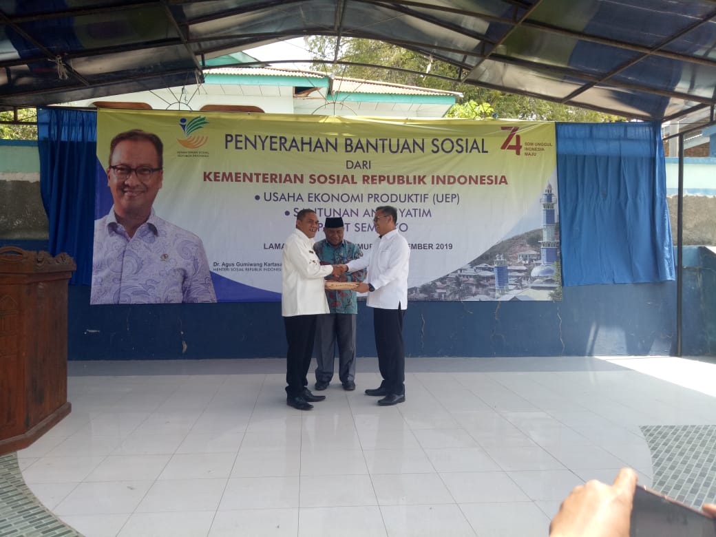 Bupati Flotim Anton Gege Hadjon menyerahkan proposal bantuan kepada Dirjen Pemberdayaan Sosial Kementerian Sosial Republik Indonesia Pepen