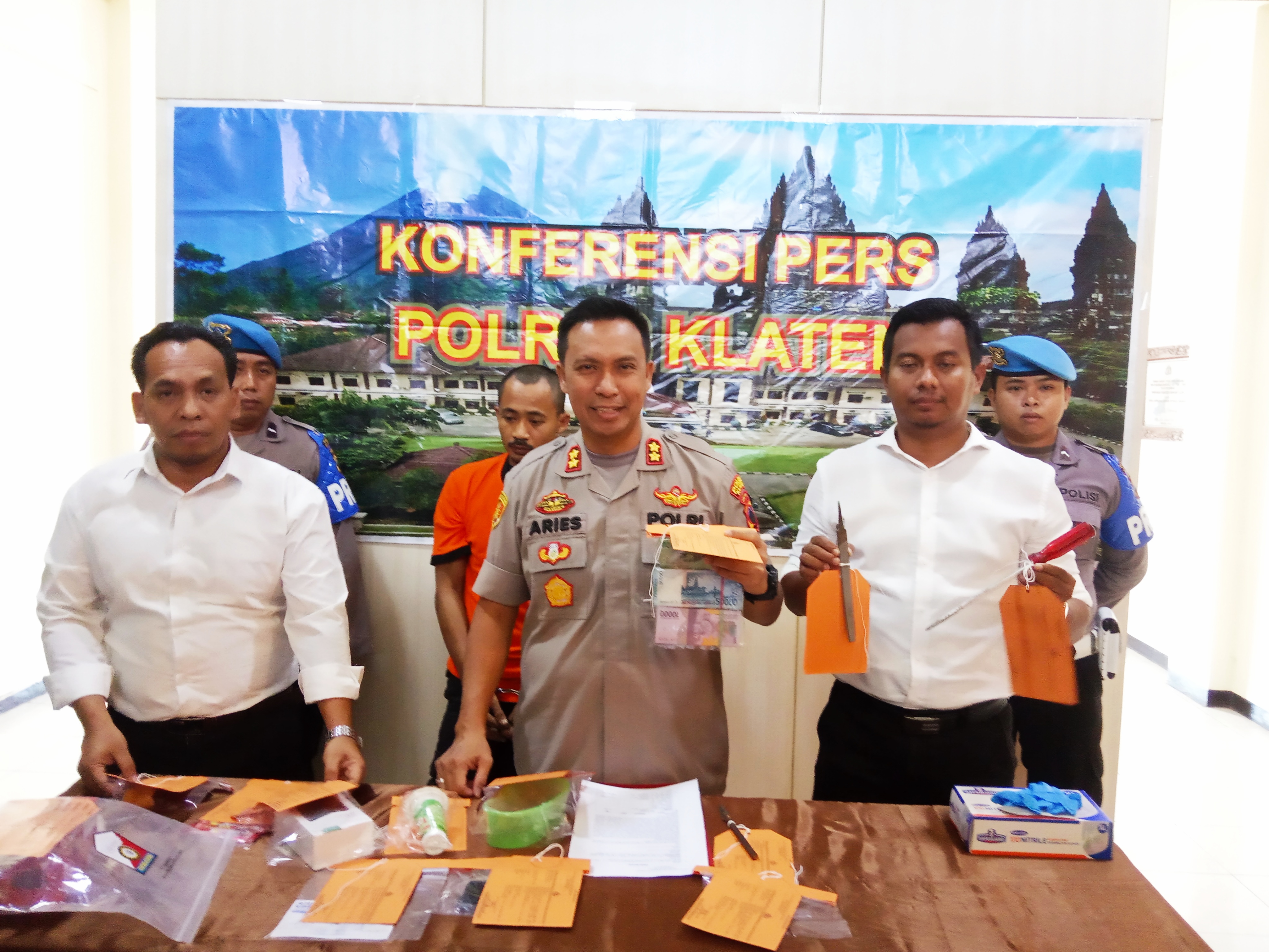 Kapolres AKB Aries Andhi (tengah) didampingi Kasatreskrim AK Dicky Hermansyah (kanan) dalam jumpa pers kasus curat dan curat di Klaten.