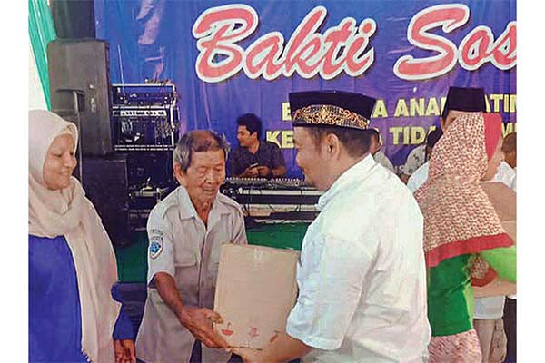 Anggota DPRD DIY dari Partai NasDem, Suparja menyerahkan paket sembako kepada warga di Gunungkidul, Yogyakarta, Senin (16/09).