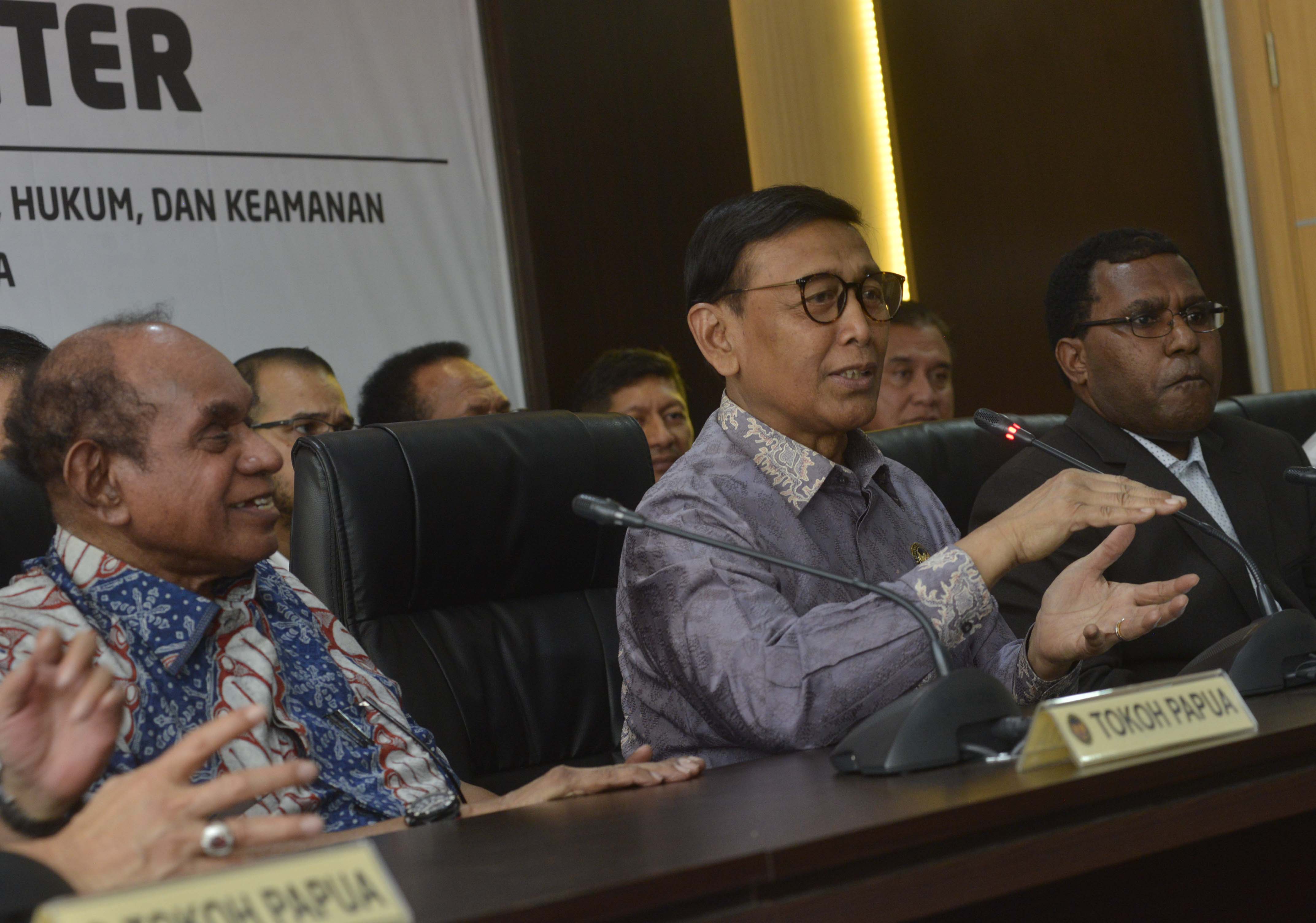 Menkopolhukam Wiranto (tengah) bersama tokoh Papua dan Papua Barat menyampaikan keterangan terkait kondisi keamanan Papua