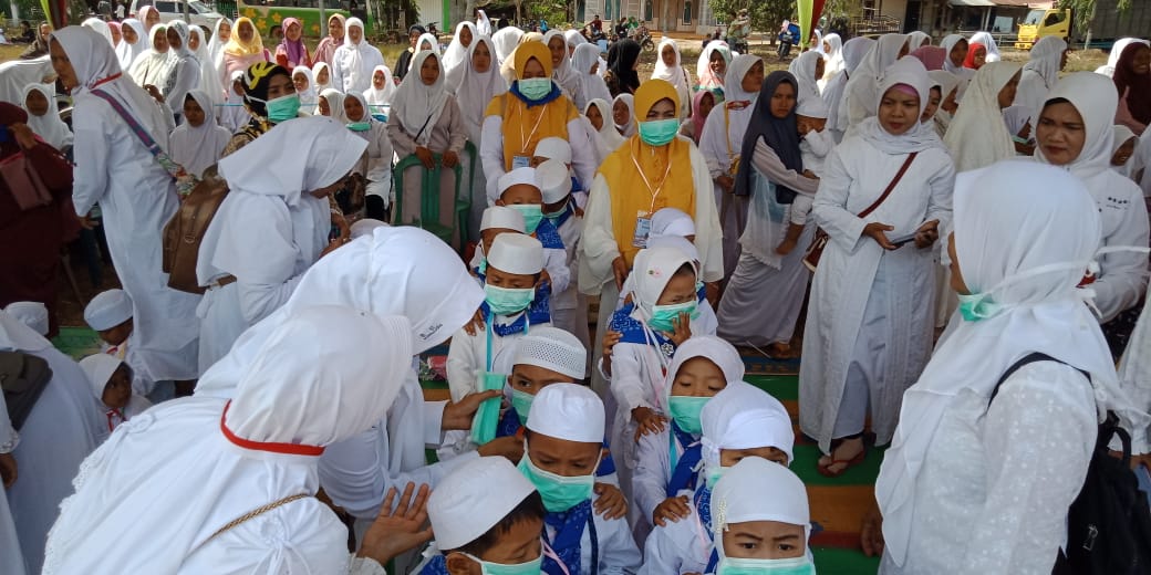 Pembagian masker kepada siswa di SD Pampangan, OKI, Selasa (17/9).