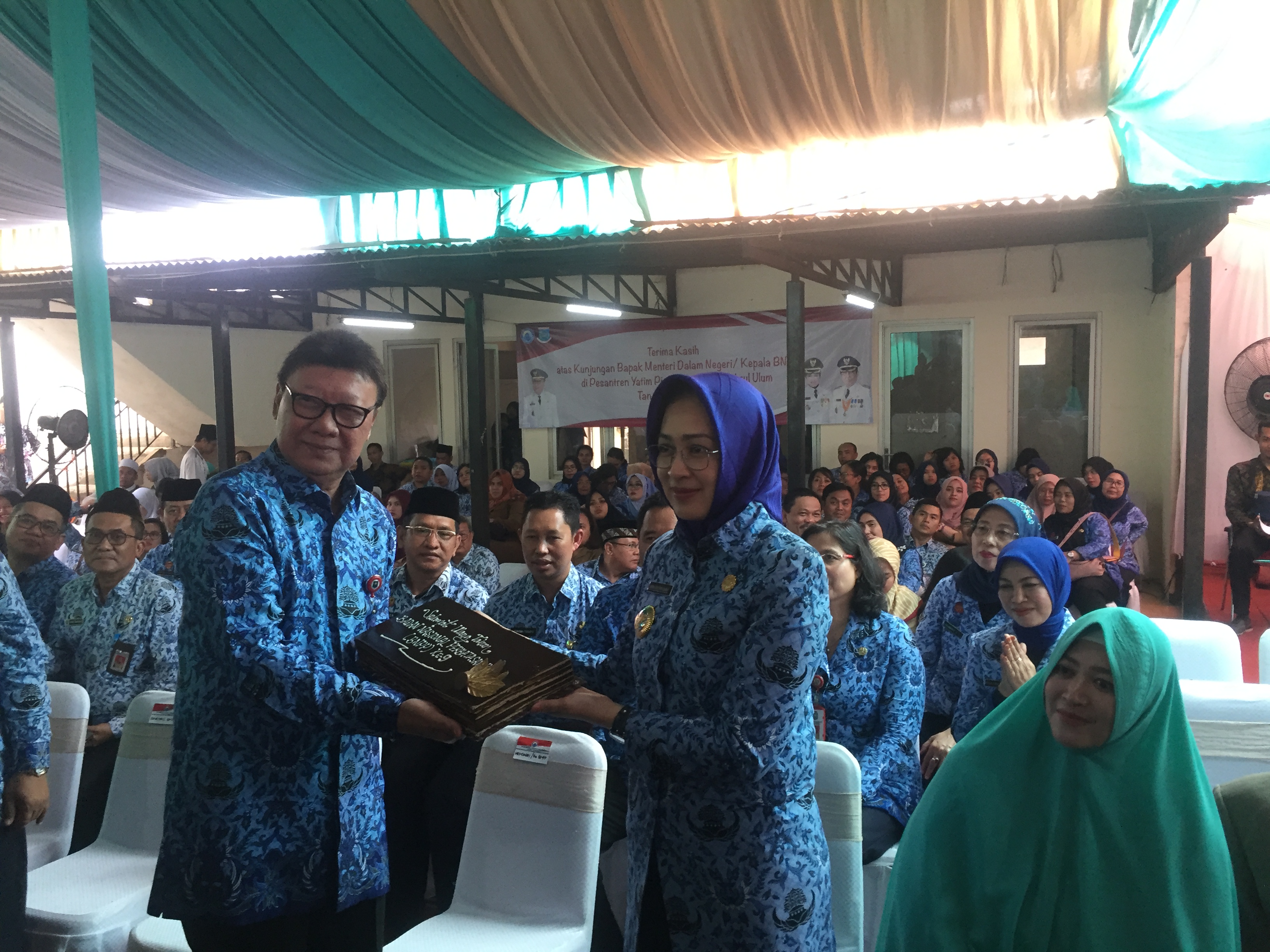 Mendagri Tjajo Kumolo (kiri) menyerahkan cendera mata kepada Wali Kota Tangerang Selatan Airin Rachmy Diani, Selasa (17/9).