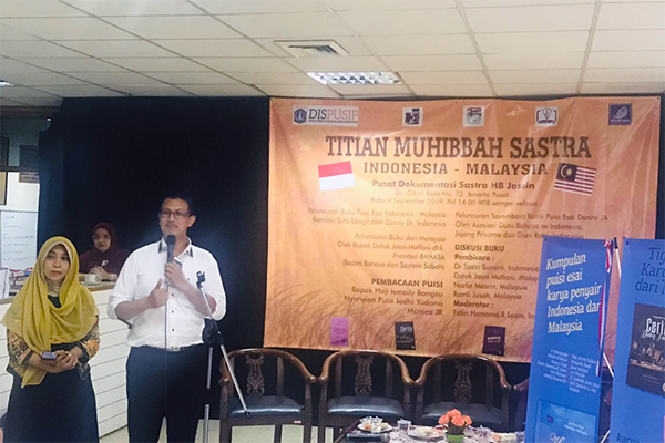 Perwakilan AGBSI, Jajang Priyatna dan Dian Ratri ketika mengumumkan lomba kritik puisi esai karya Denny JA di Jakarta, Rabu (4/9).