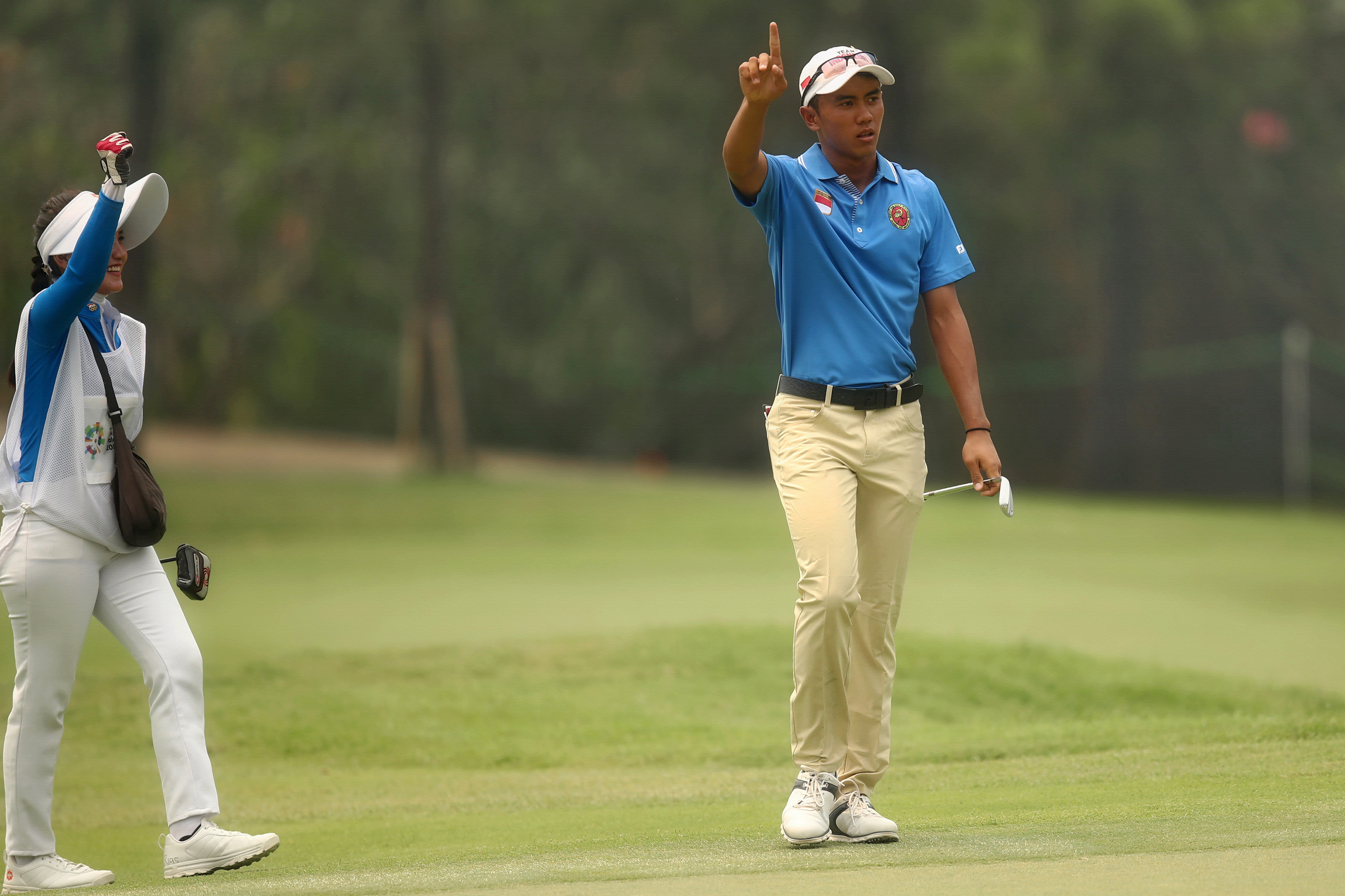 Pegolf putra Indonesia Naraajie Emerald Ramadhan (kanan).