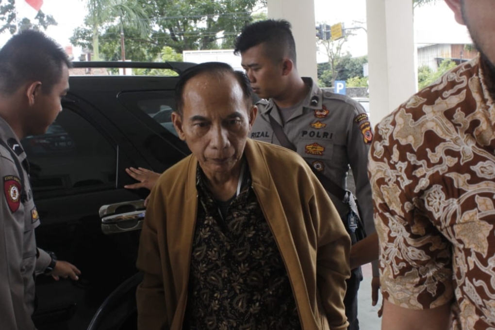 Mantan Wali Kota Cimahi Itoc Tochija (tengah) diperiksa Kejari Cimahi, beberapa waktu lalu.